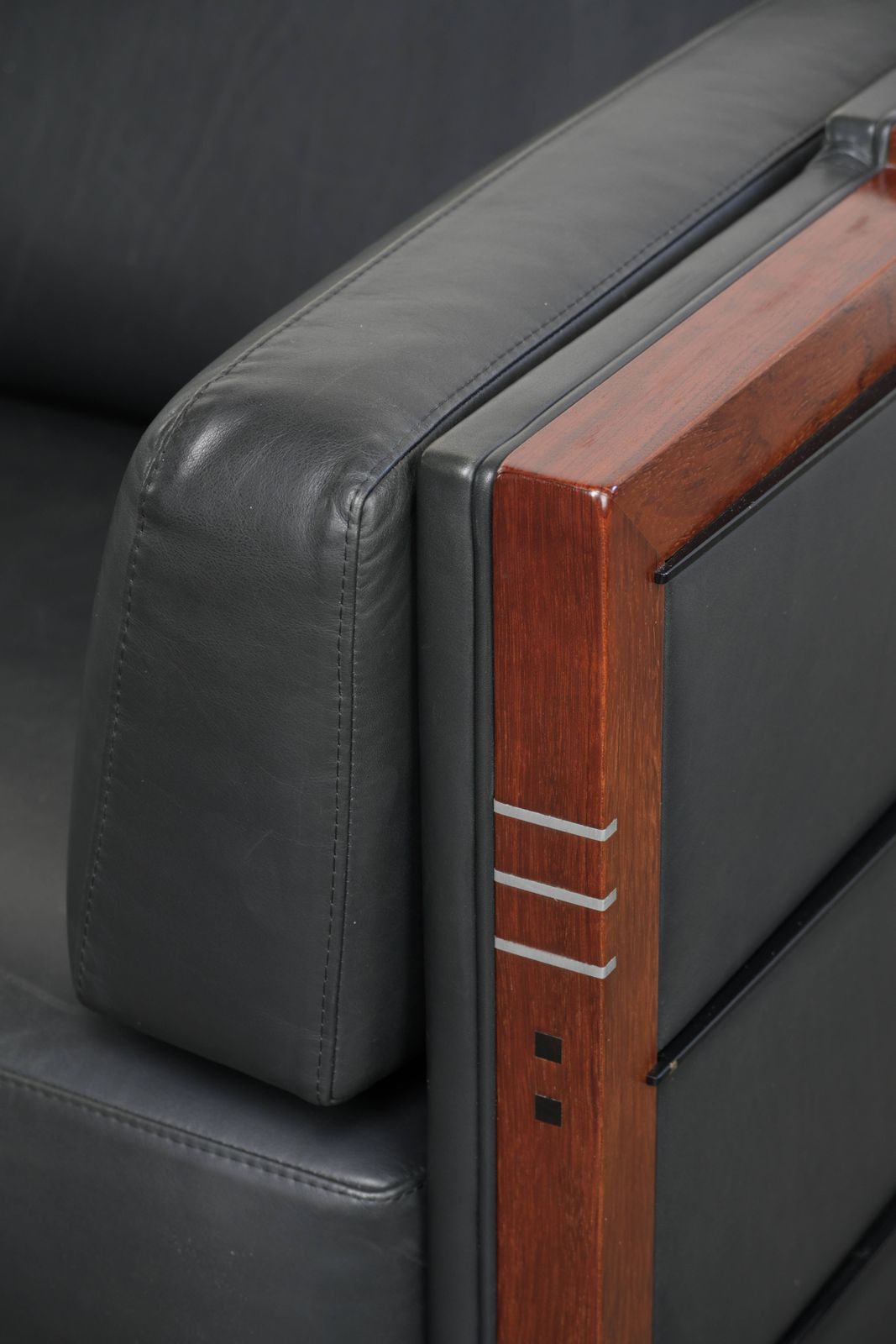 photo buy Tijdloze 3-zitsbank, art deco design, bekleed met zwart koeienleer en afgewerkt met houten details