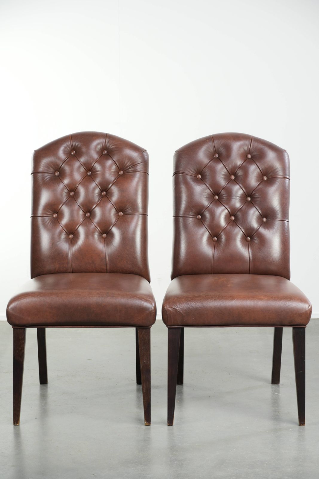 Mooie set van 4 vintage koehuid Chesterfield eetkamerstoelen in een mooie donkerbruine kleur. photo furniture