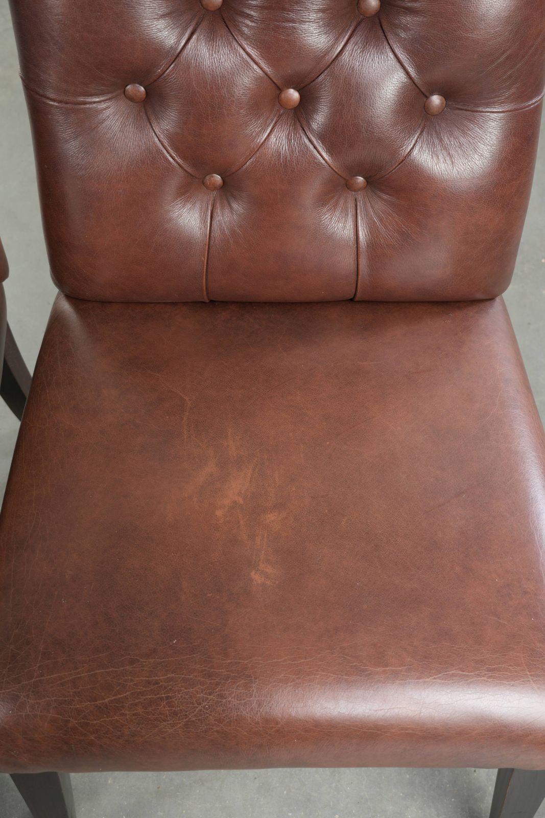 Mooie set van 4 vintage koehuid Chesterfield eetkamerstoelen in een mooie donkerbruine kleur. photo vinterior