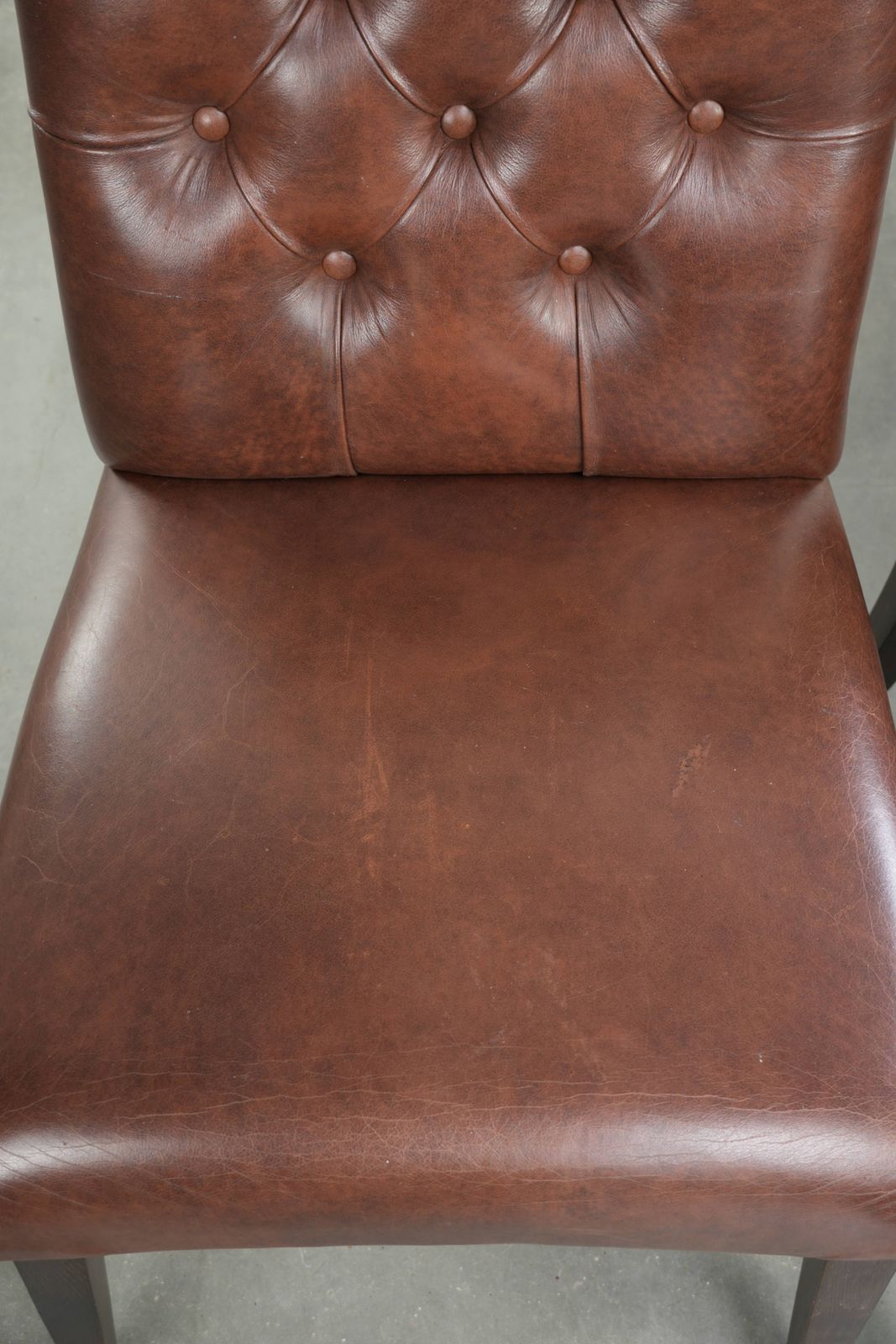 Set van 2 cognackleurige vintage koehuid Chesterfield eetkamerstoelen photo vinterior