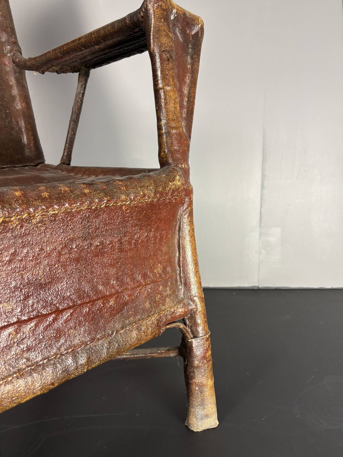 Fauteuil colonial Art Déco en rotin, revêtement en toile cirée, années 1920 photo vinterior