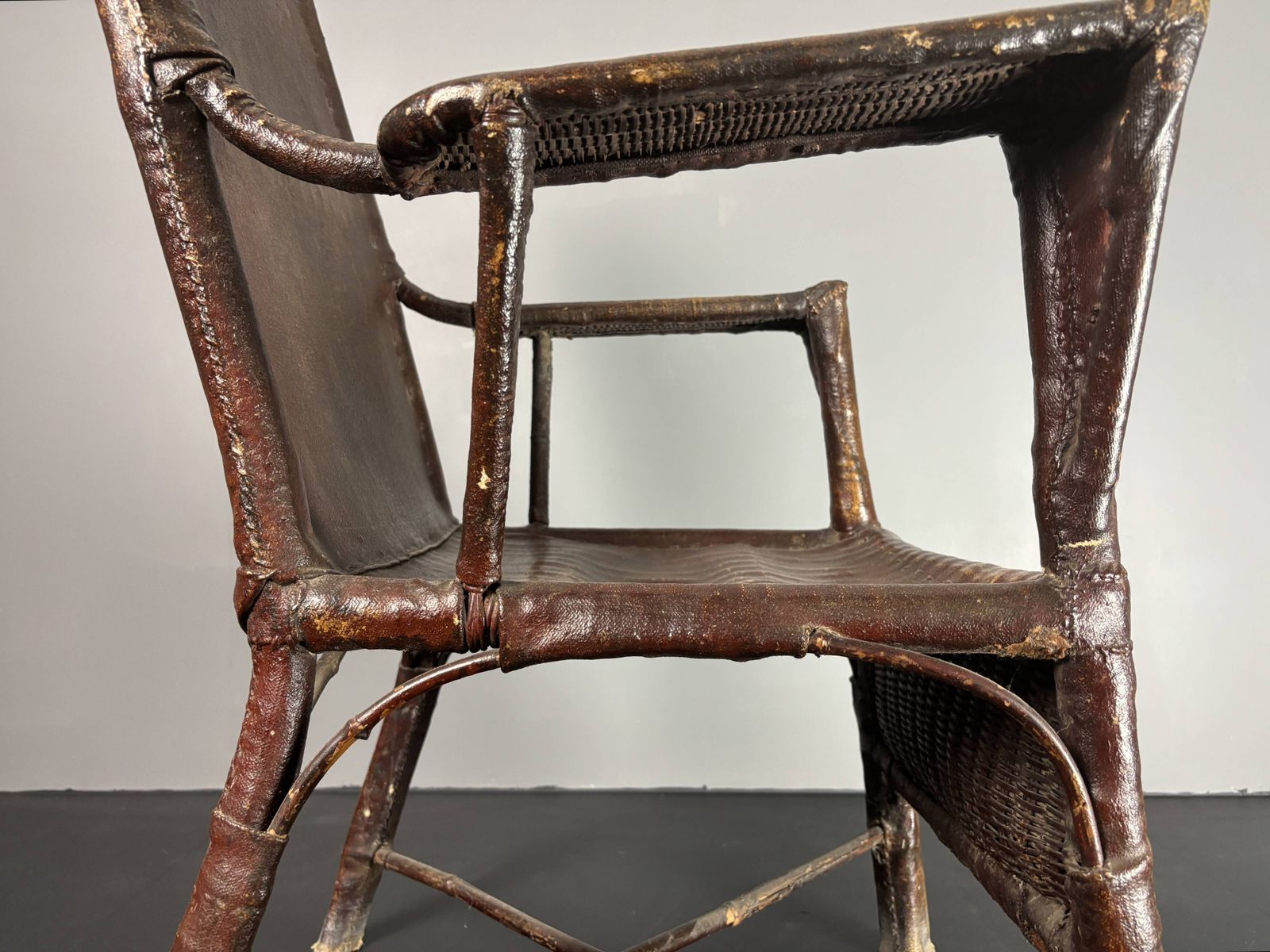 photo vintage Fauteuil colonial Art Déco en rotin, revêtement en toile cirée, années 1920