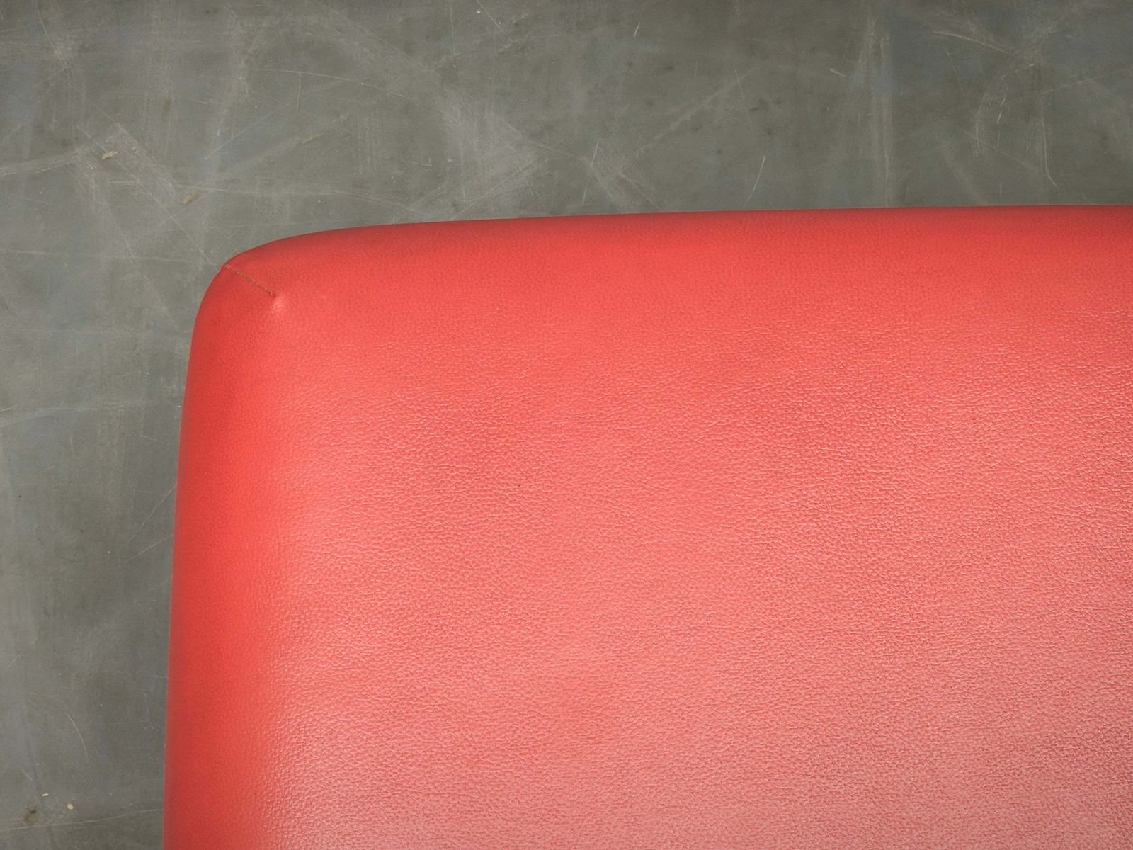 Italiaanse Postmodern rode pouf/ottoman uit de jaren 1980 photo vintage