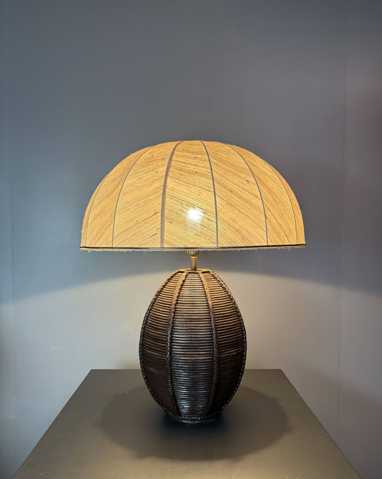 photo vintage Grande lampe de table en rotin bambou pencil reed avec abat-jour champignon, années 1970