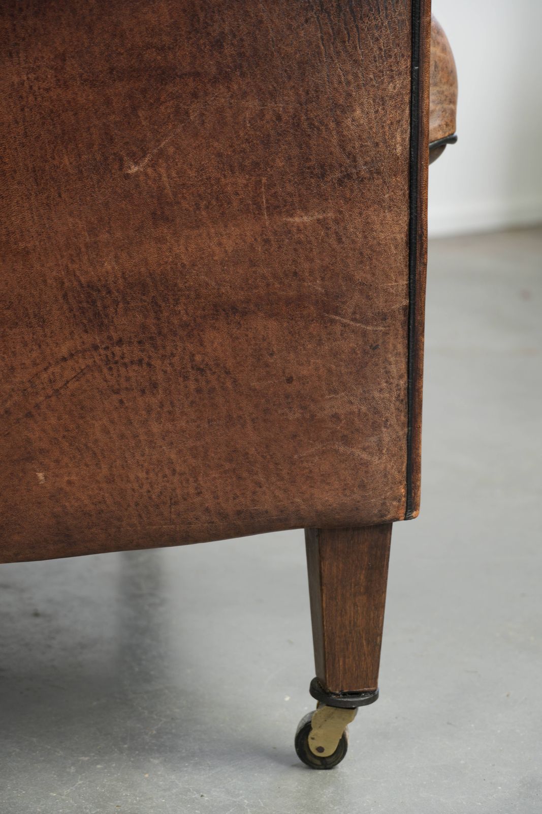 photo vintage Characterful And Comfortable Vintage Sheepskin Armchair With A Unique Design And A Timeless Look