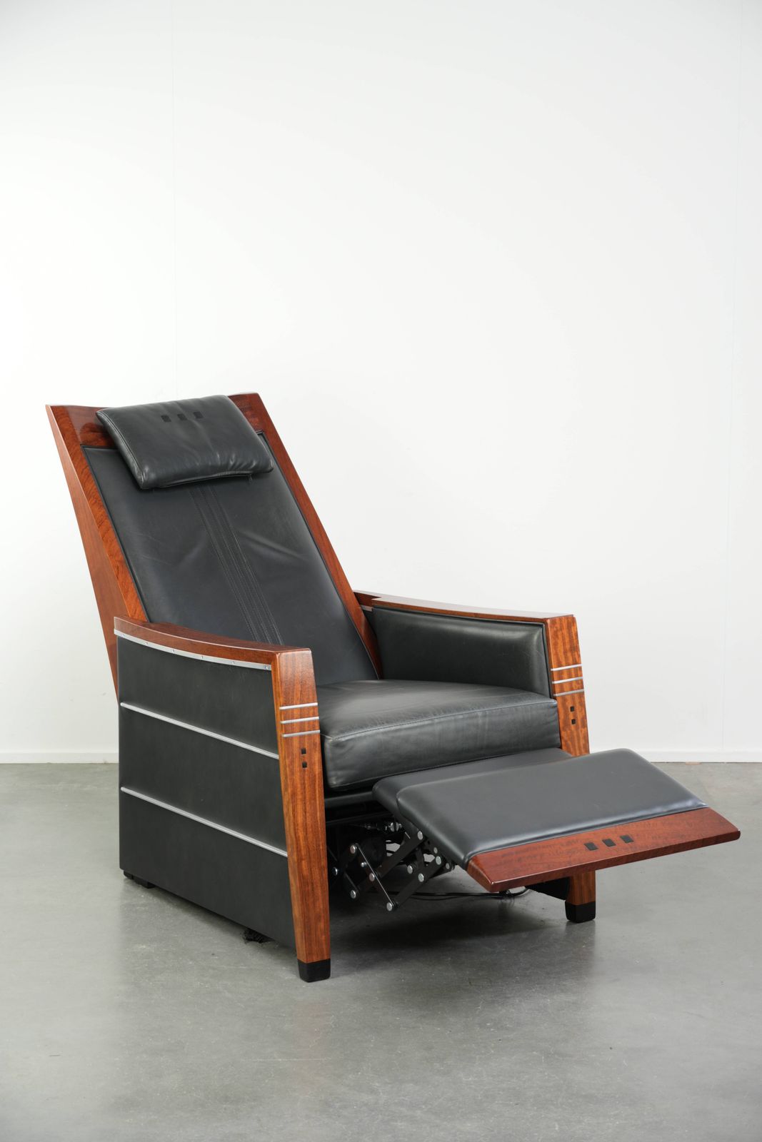 Elektrisch verstelbare art deco fauteuil met zwart koederleder, Schuitema Decoforma John. photo furniture