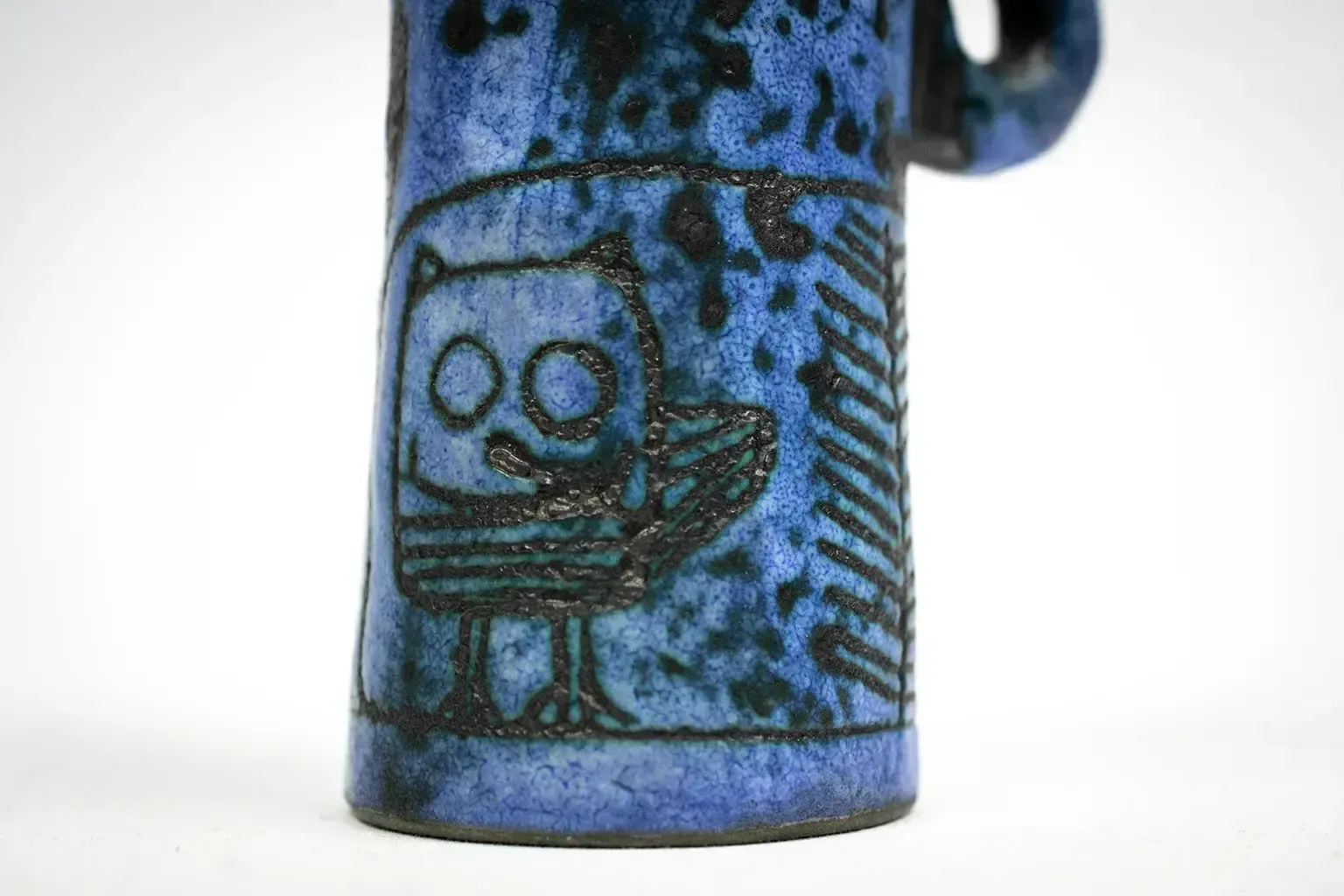 Petite aiguière en céramique bleue à décor gravé de chouettes et de poissons stylisés, par Jacques Blin photo vinterior