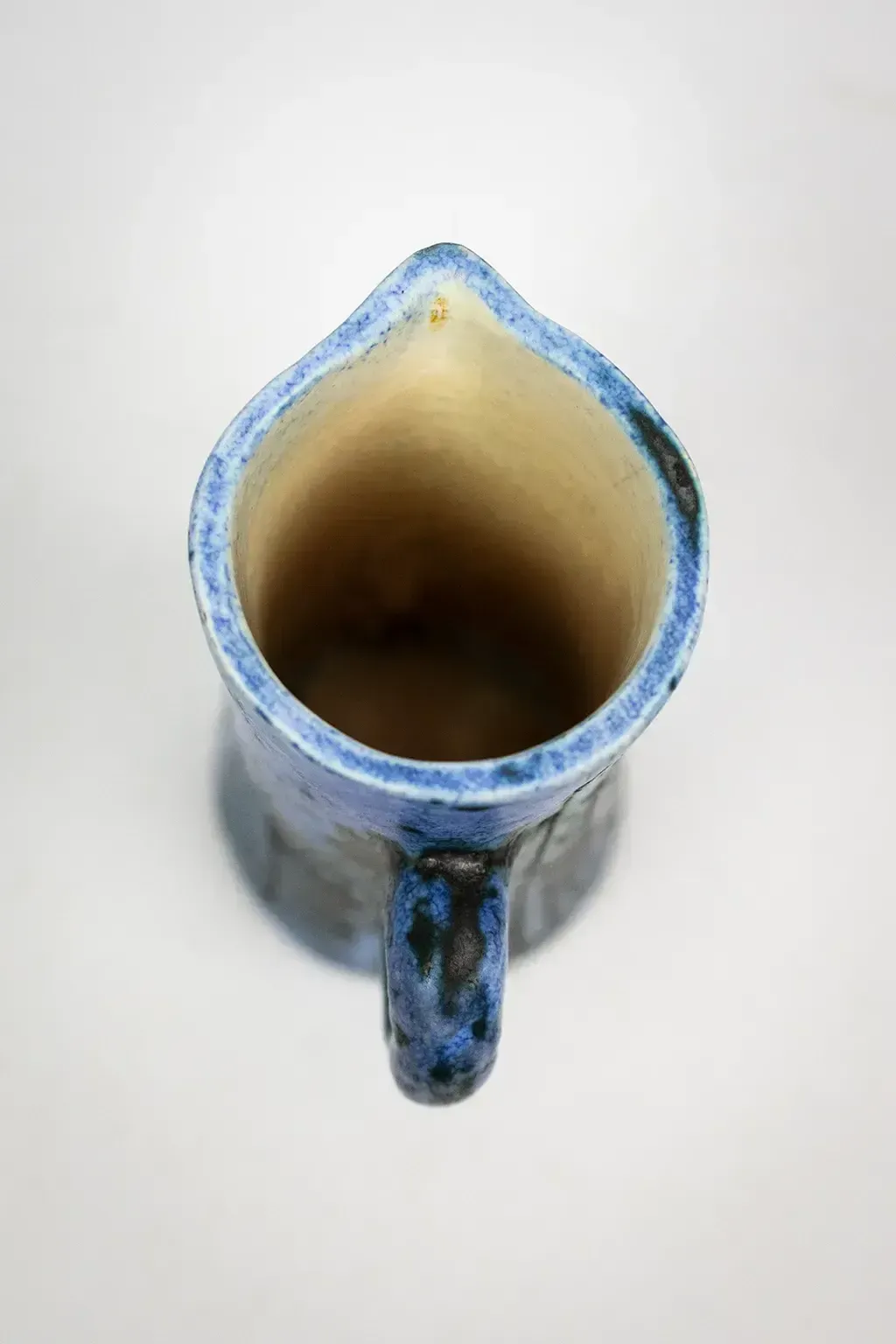 photo for sale Petite aiguière en céramique bleue à décor gravé de chouettes et de poissons stylisés, par Jacques Blin
