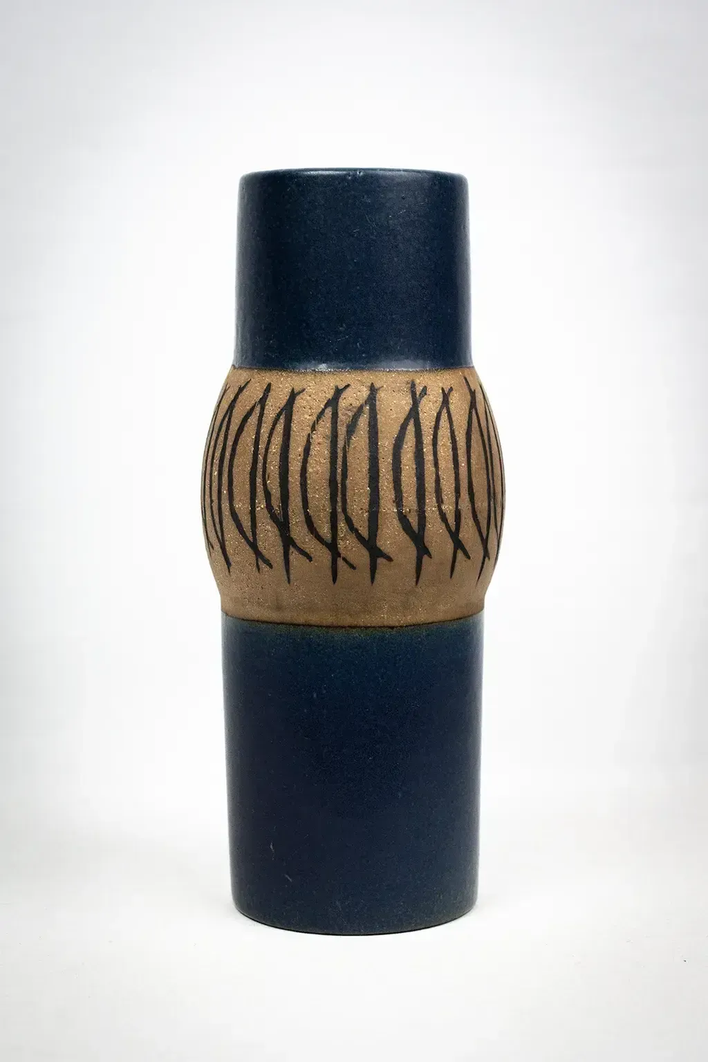 Vase cylindrique Lisa Larson en grès émaillé bleu nuit à décor graphique, Gustavsberg, Suède, années 1960 photo furniture