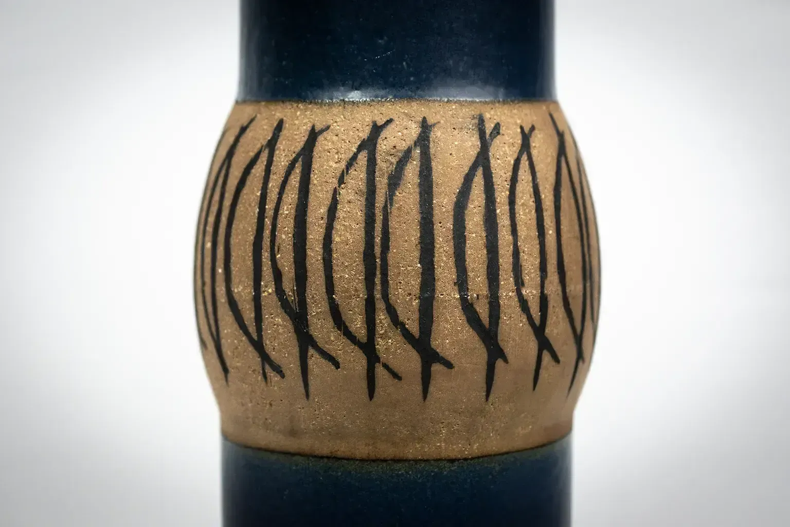 Vase cylindrique Lisa Larson en grès émaillé bleu nuit à décor graphique, Gustavsberg, Suède, années 1960 photo for sale