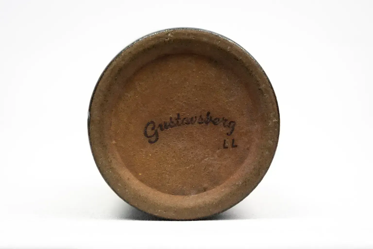 photo furniture Lisa Larson - Cilindrische vaas in nachtblauw geglazuurd steengoed met grafische decoratie, Gustavsberg, Zweden, jaren 1960