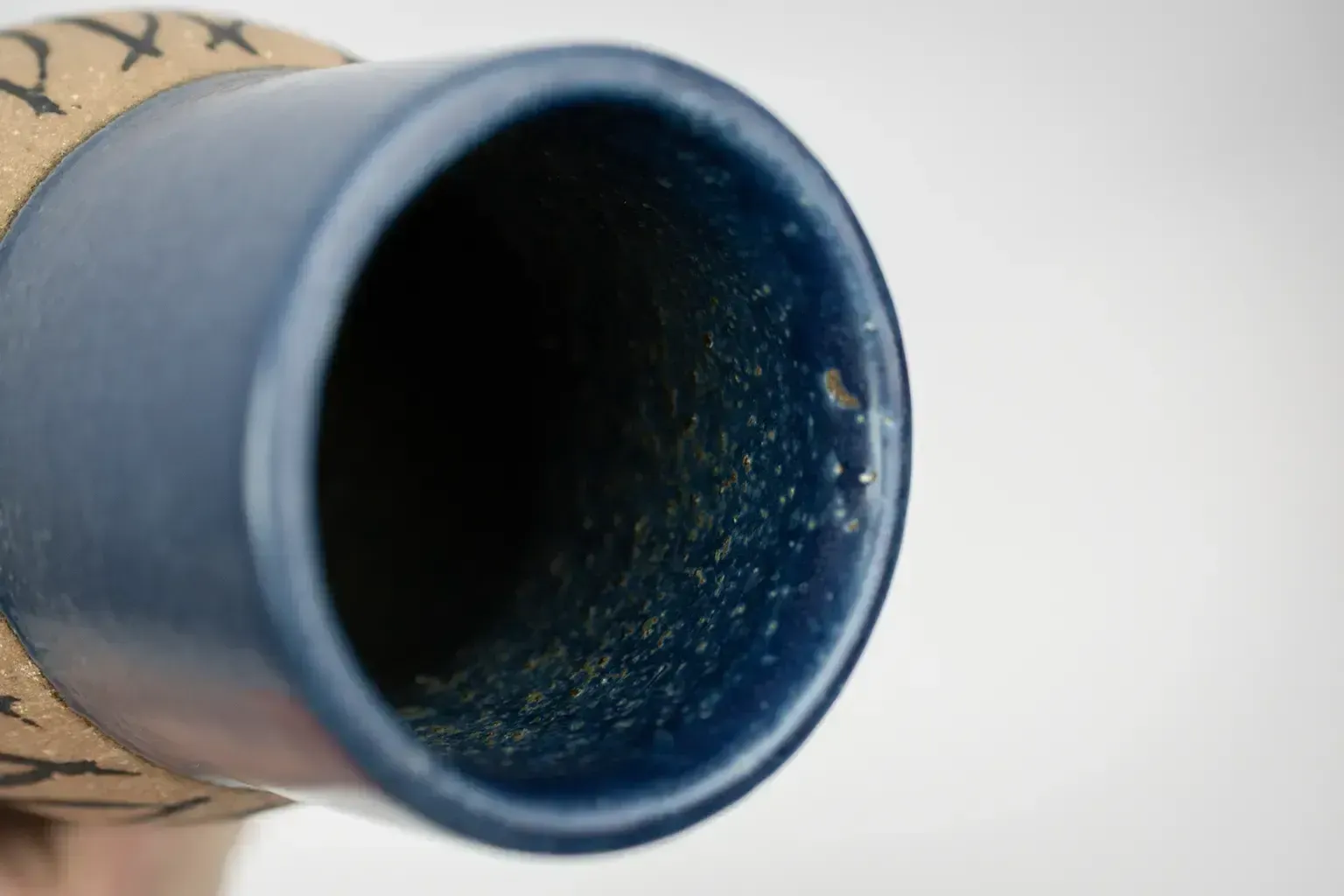photo for sale Vase cylindrique Lisa Larson en grès émaillé bleu nuit à décor graphique, Gustavsberg, Suède, années 1960