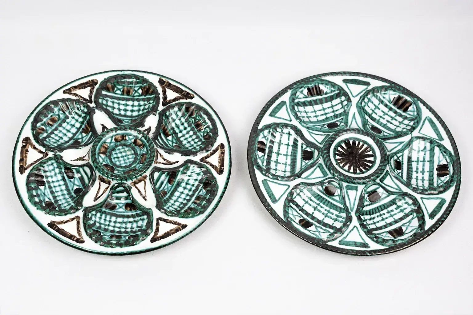 Paire d'assiettes à huîtres Robert Picault - Vallauris, signées RP, décor géométrique vert, années 1950-1960 photo furniture