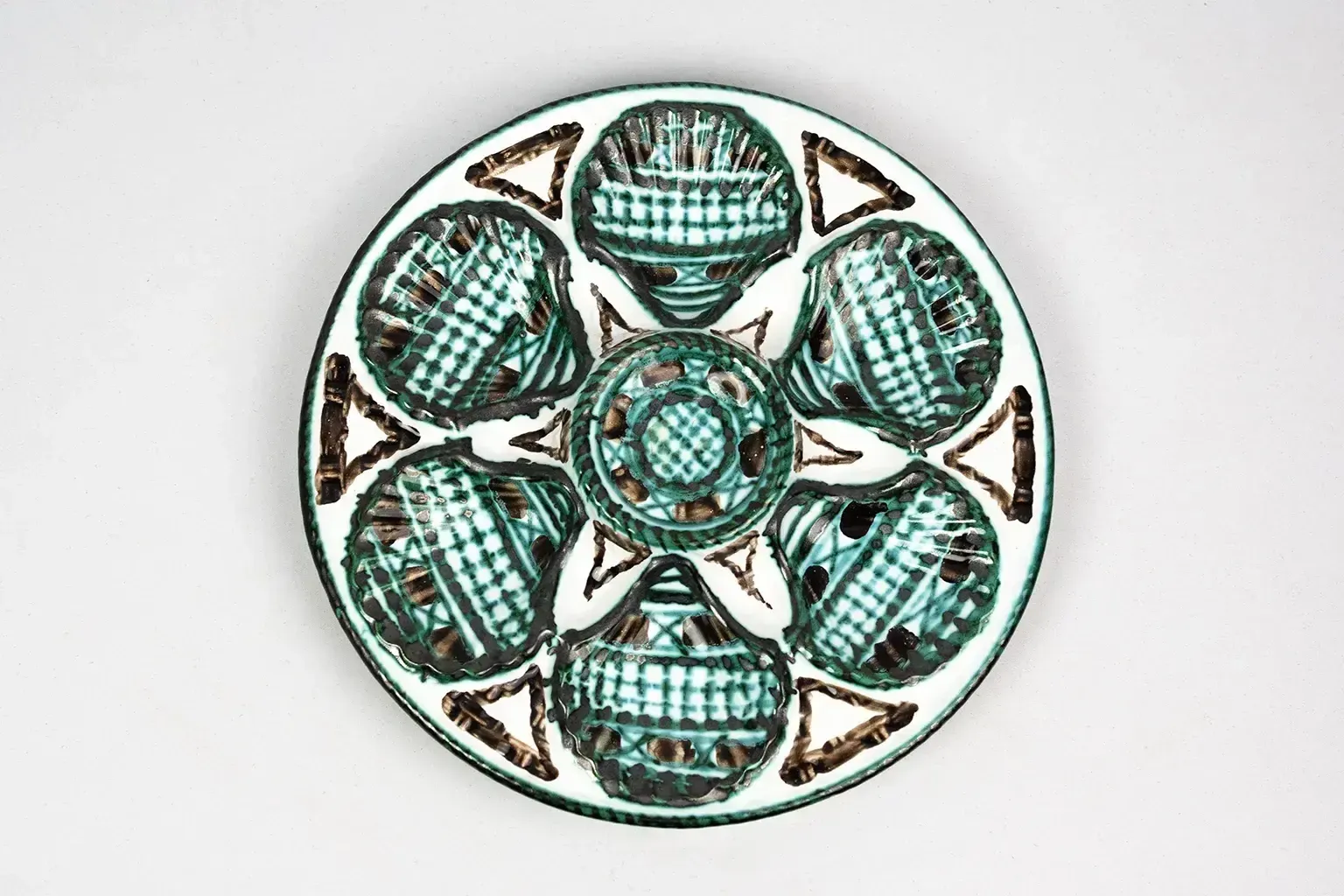 Paire d'assiettes à huîtres Robert Picault - Vallauris, signées RP, décor géométrique vert, années 1950-1960 photo buy