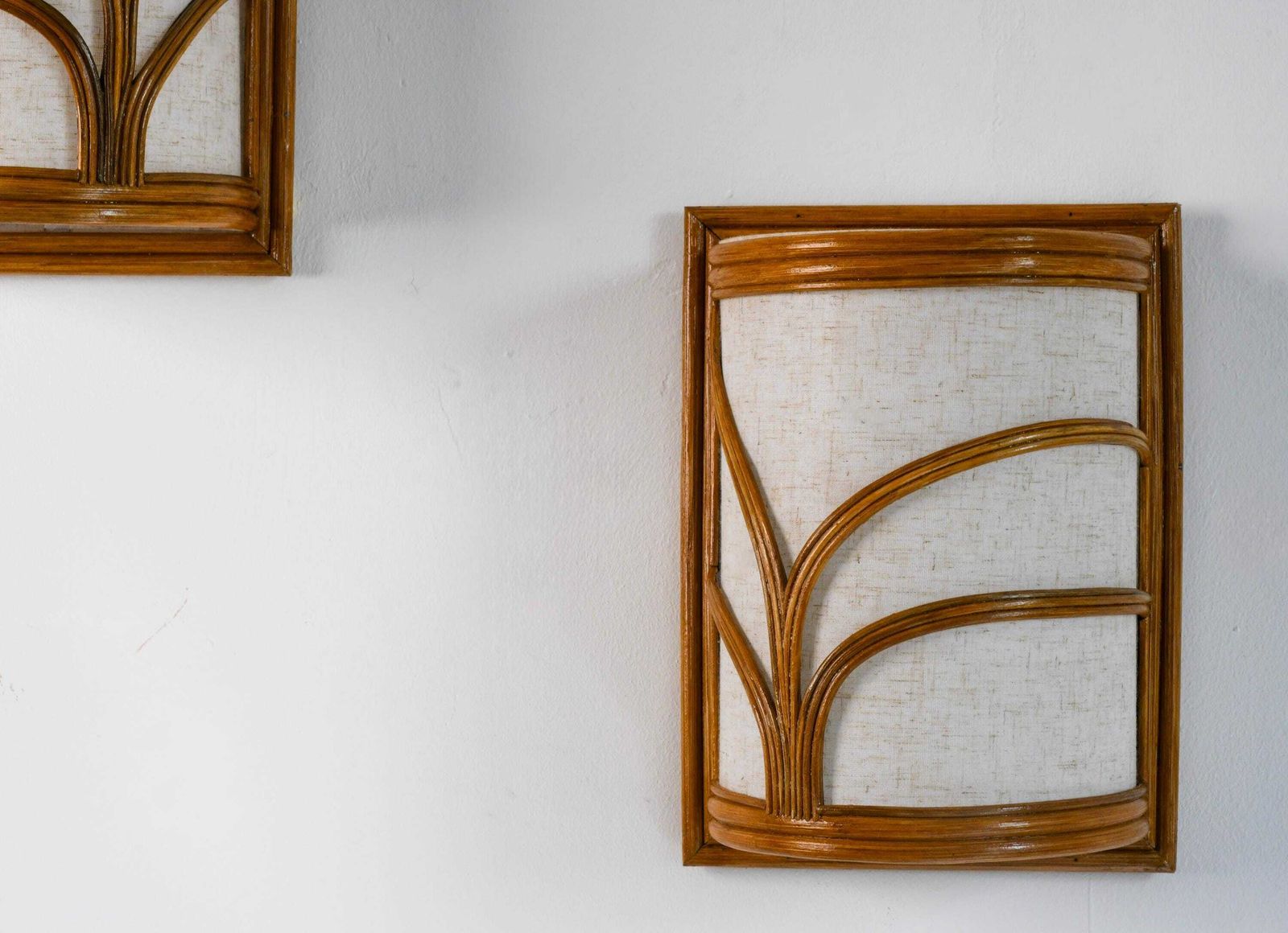 Paar mid-century modern stijl rotan wandlampen, hal en woonkamer wandverlichting photo for sale