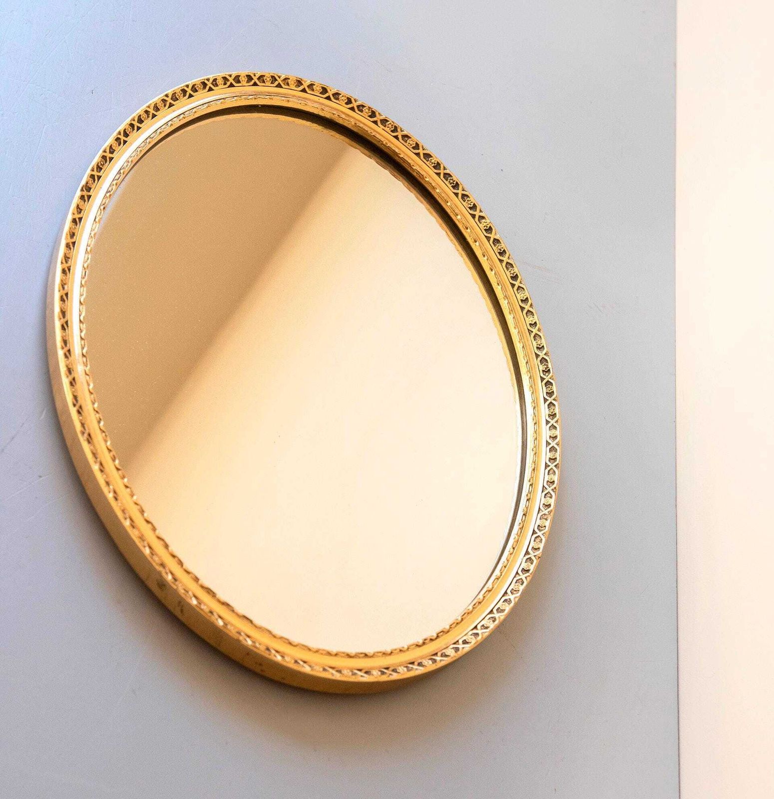 photo for sale Miroir mural ovale doré de style Louis XVI, Pieterman, années 1960