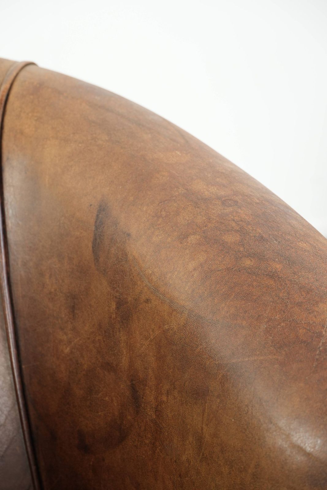 835.0 Stevige clubfauteuil in cognackleurig schapenleer met vintage uitstraling in Engelse stijl photo