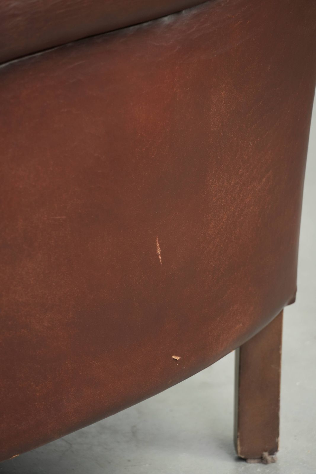 photo buy Comfortabele Schapenleren Fauteuil Met Karakter En Een Vleugje Elegantie