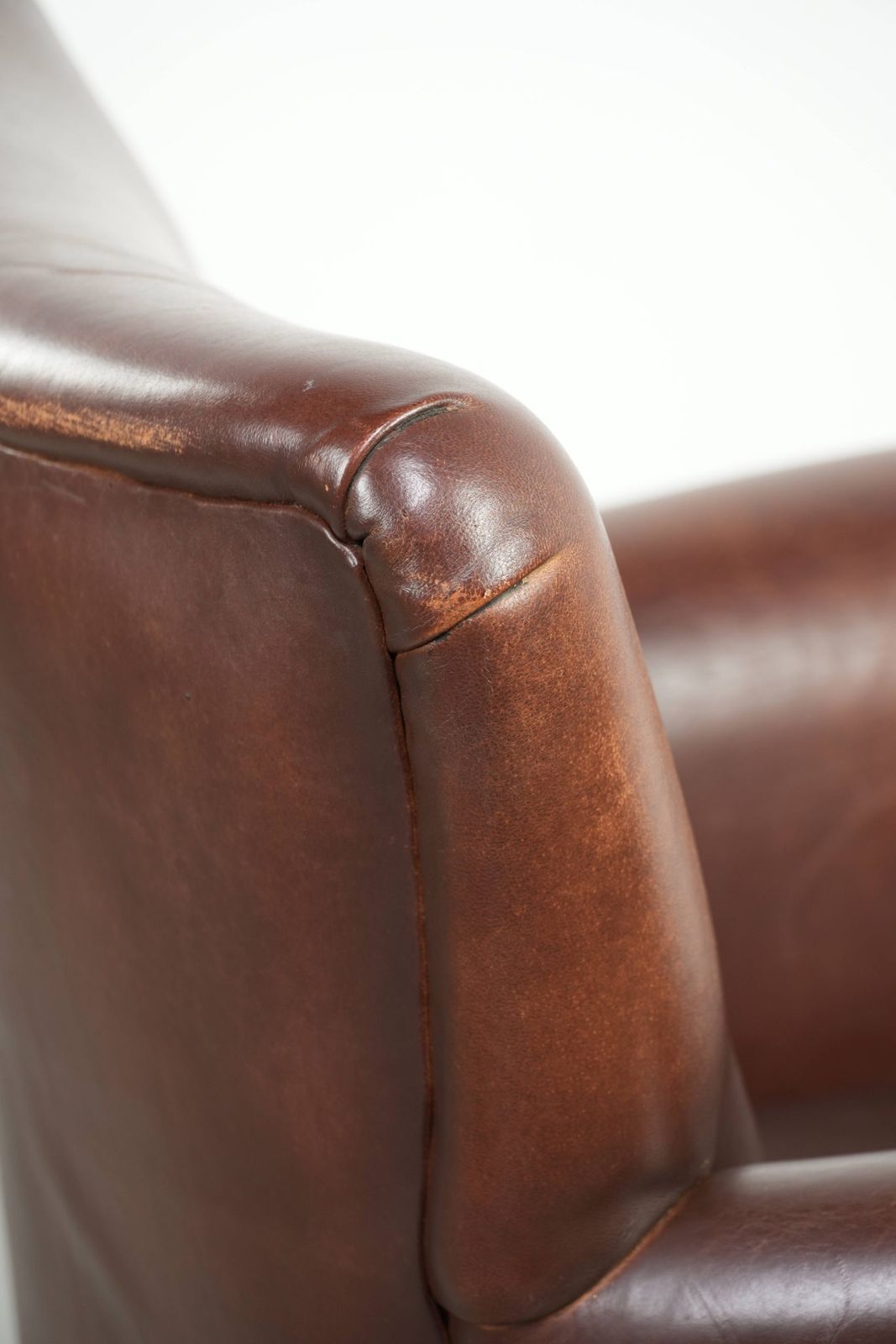 photo vintage Comfortabele Schapenleren Fauteuil Met Karakter En Een Vleugje Elegantie