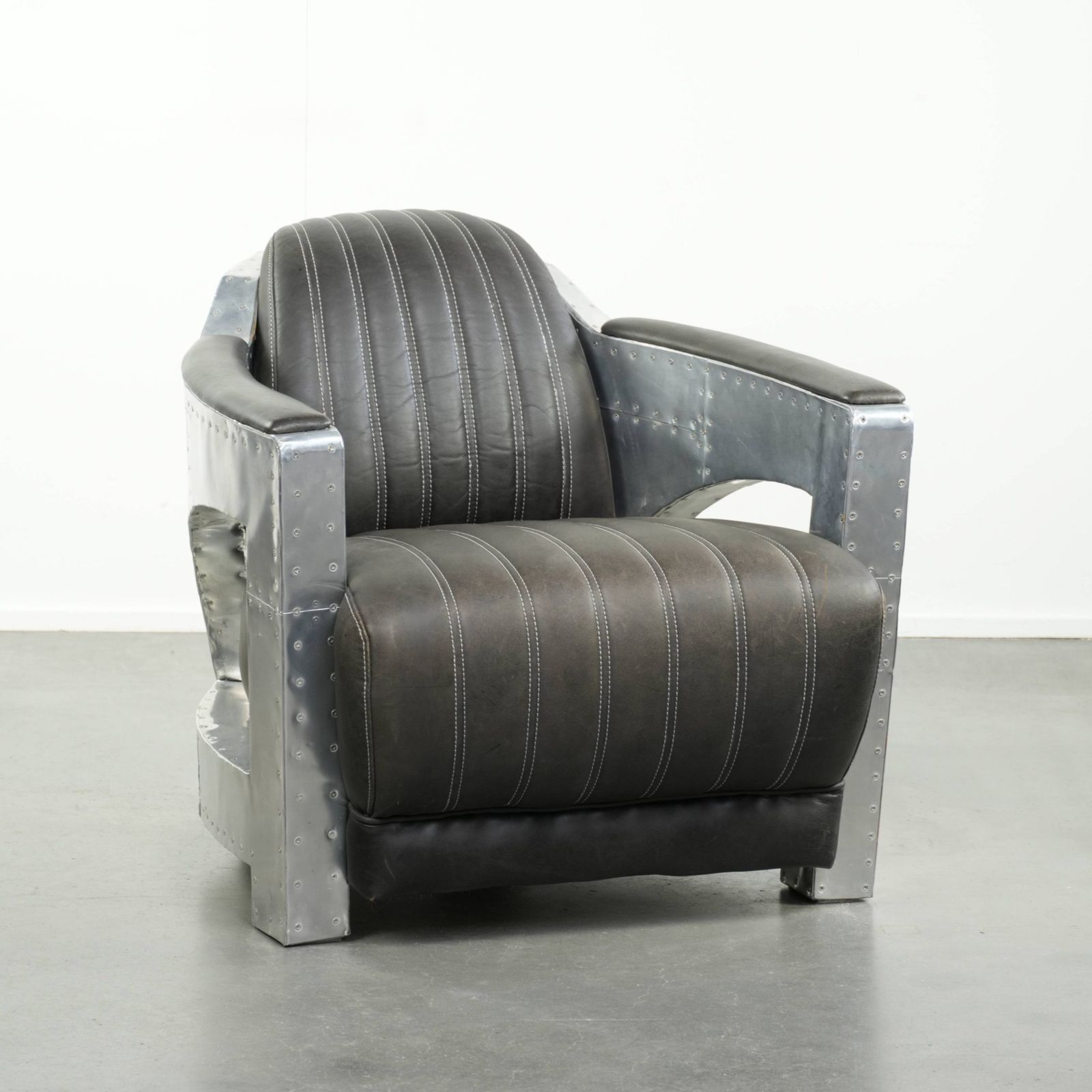 Uitzonderlijk Mooie En Comfortabele Fauteuil In Aviator Design Van Koeienhuidleer Met Aluminium Afwerking