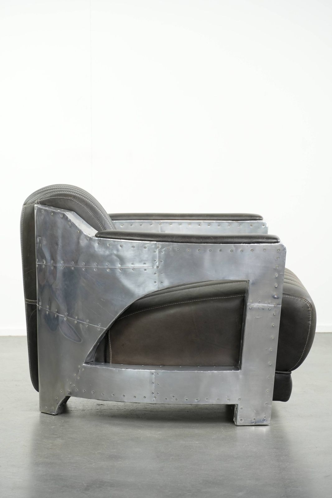 Uitzonderlijk Mooie En Comfortabele Fauteuil In Aviator Design Van Koeienhuidleer Met Aluminium Afwerking photo for sale