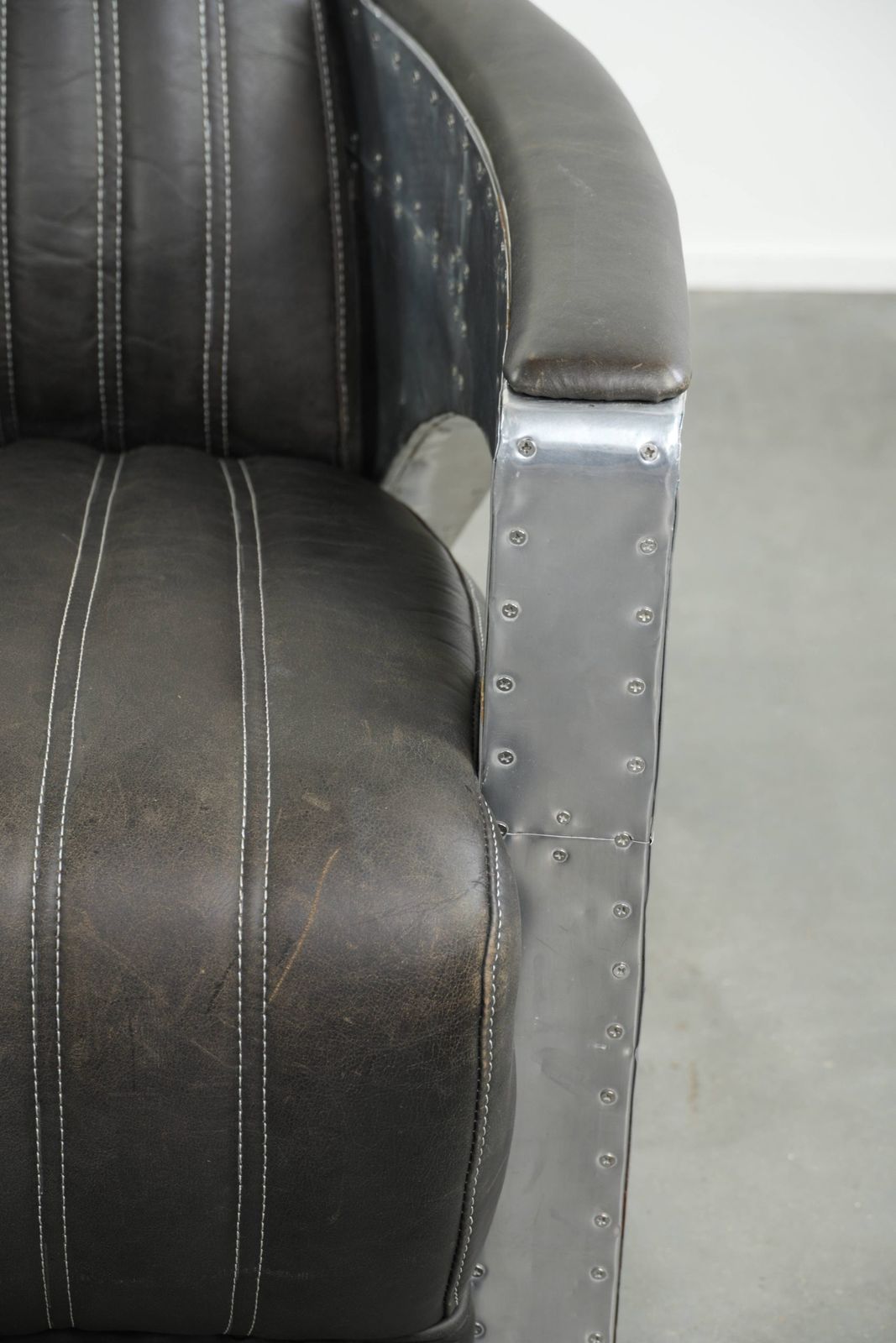 1057.0 Uitzonderlijk Mooie En Comfortabele Fauteuil In Aviator Design Van Koeienhuidleer Met Aluminium Afwerking photo