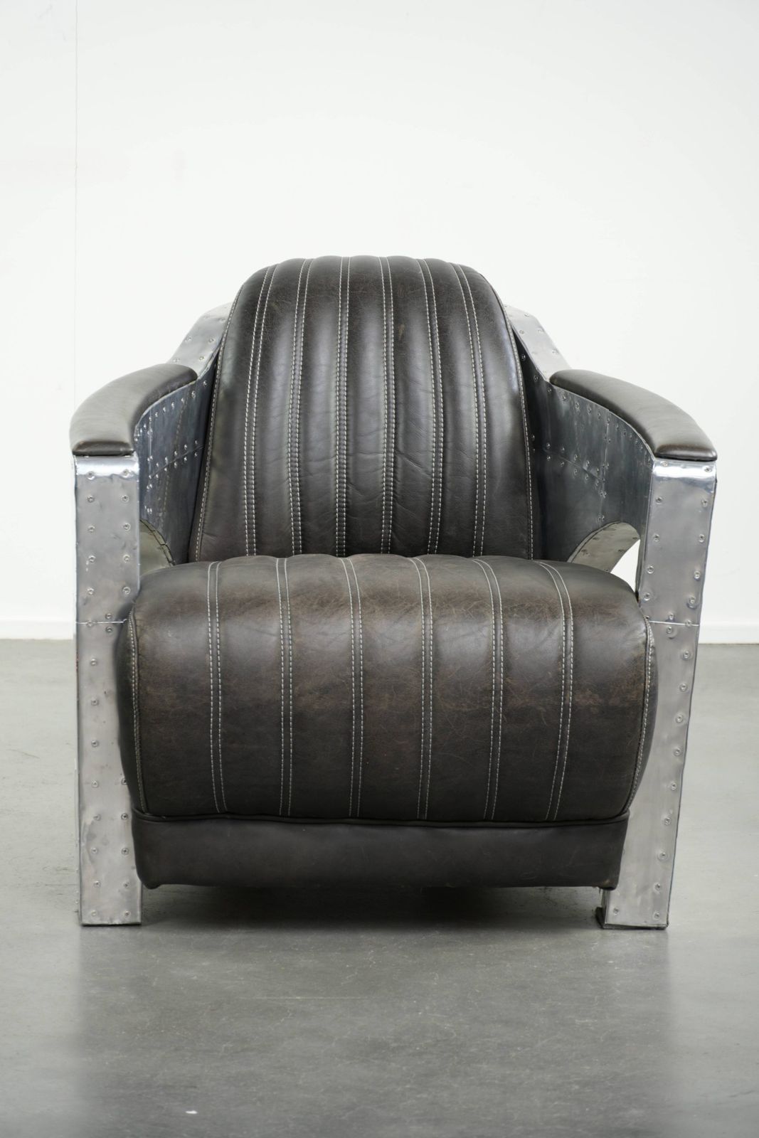 Unieke en comfortabele fauteuil in Aviator-stijl van koeienhuidleer met aluminium afwerking en klinknagels photo furniture