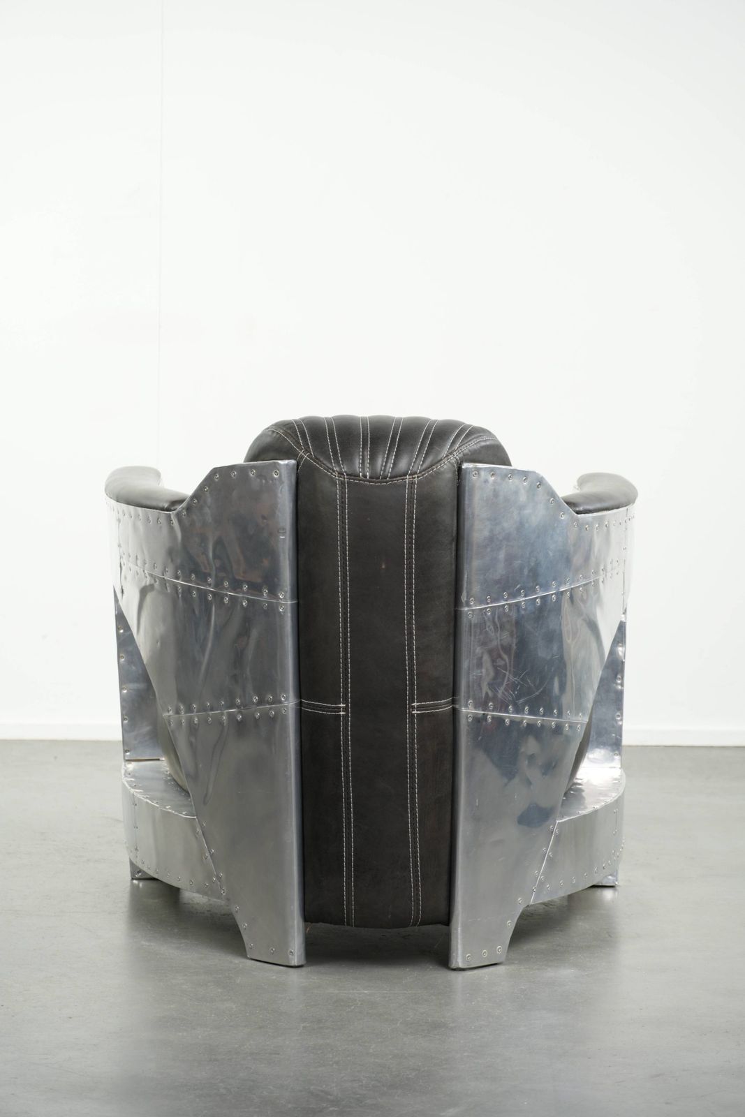 Unieke en comfortabele fauteuil in Aviator-stijl van koeienhuidleer met aluminium afwerking en klinknagels photo Meubels