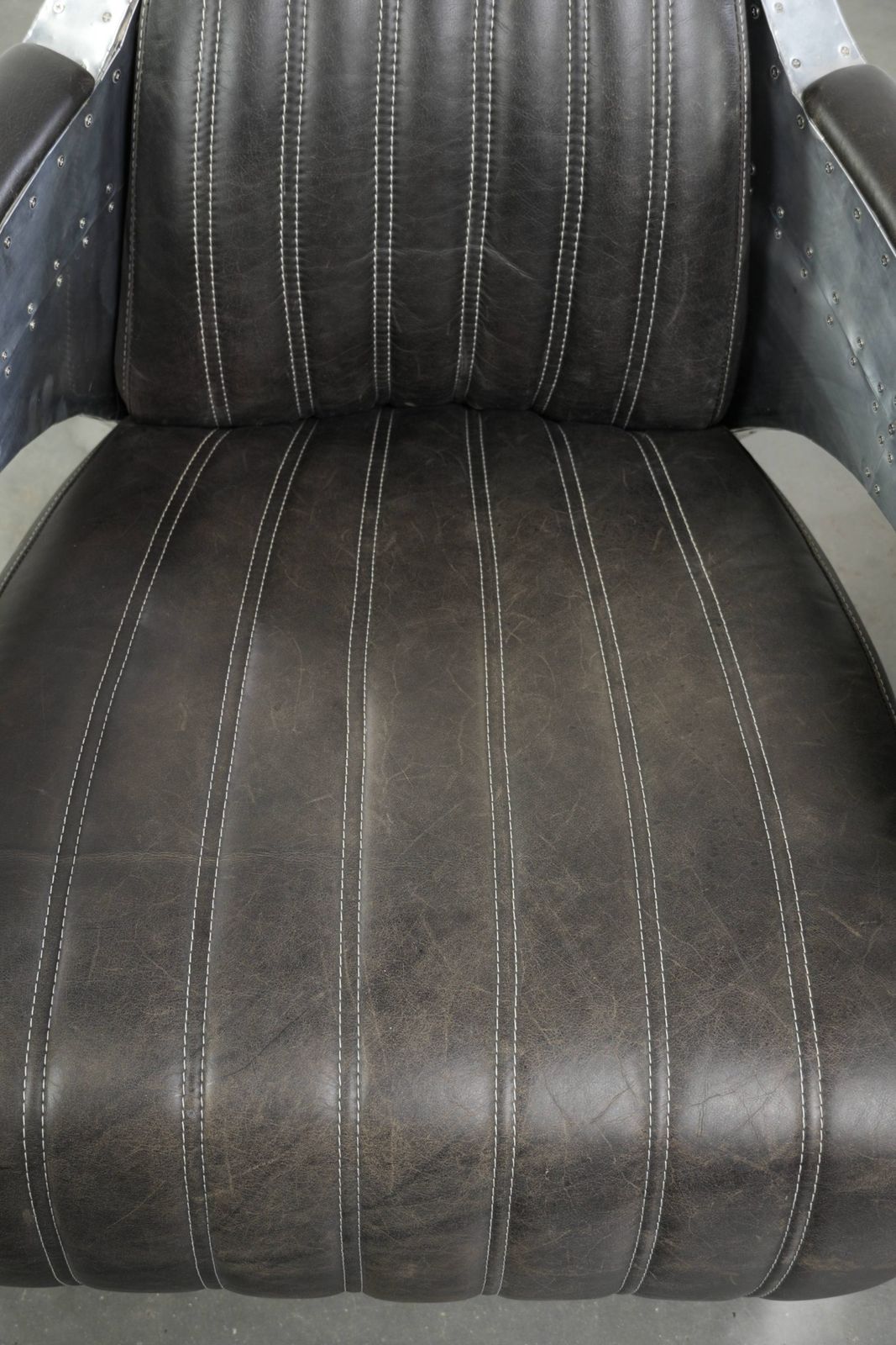 Set van 2 robuuste industriële zwarte koeienhuid Aviator design fauteuils met aluminium en klinknagels photo furniture