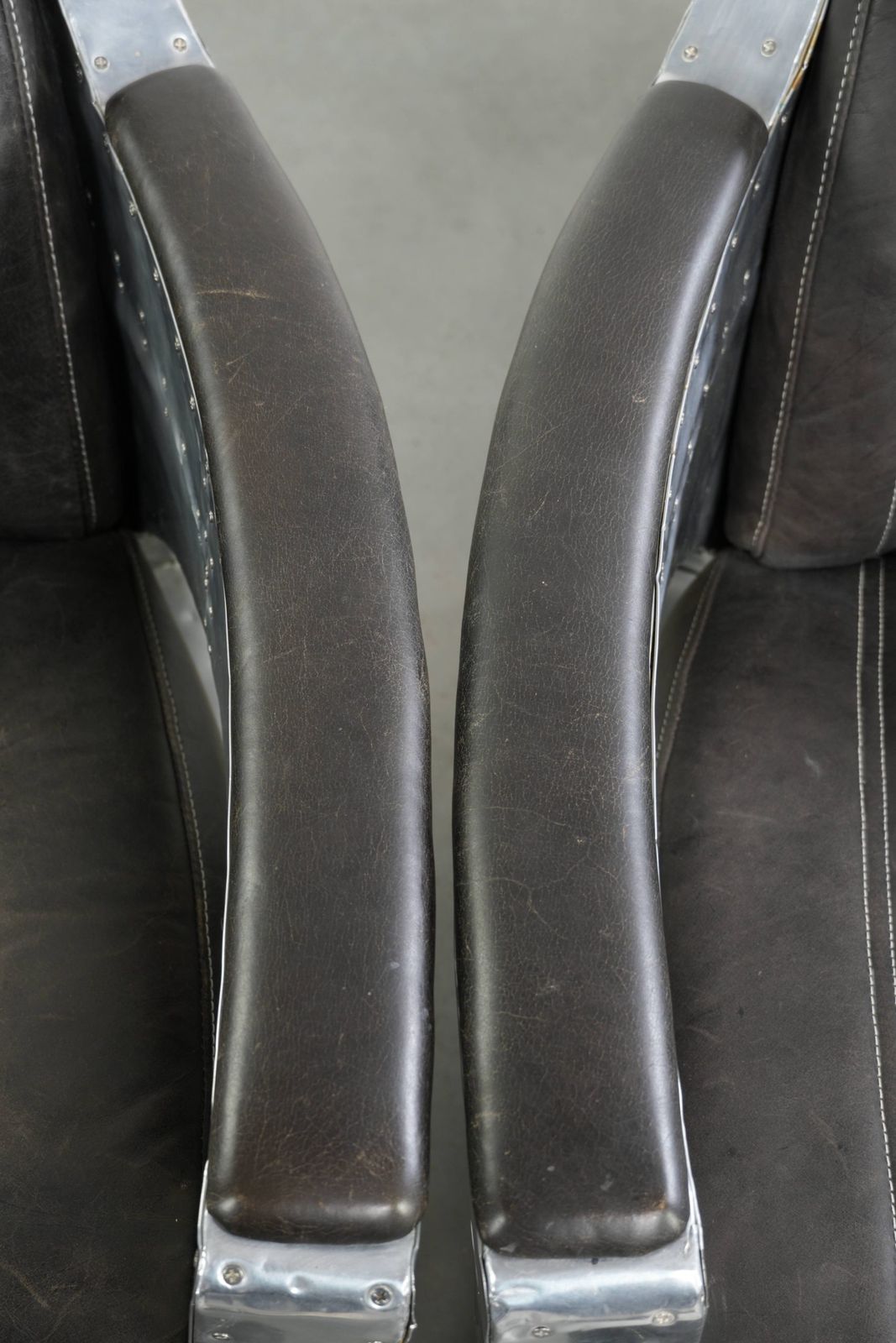 Set van 2 robuuste industriële zwarte koeienhuid Aviator design fauteuils met aluminium en klinknagels photo 2103.0