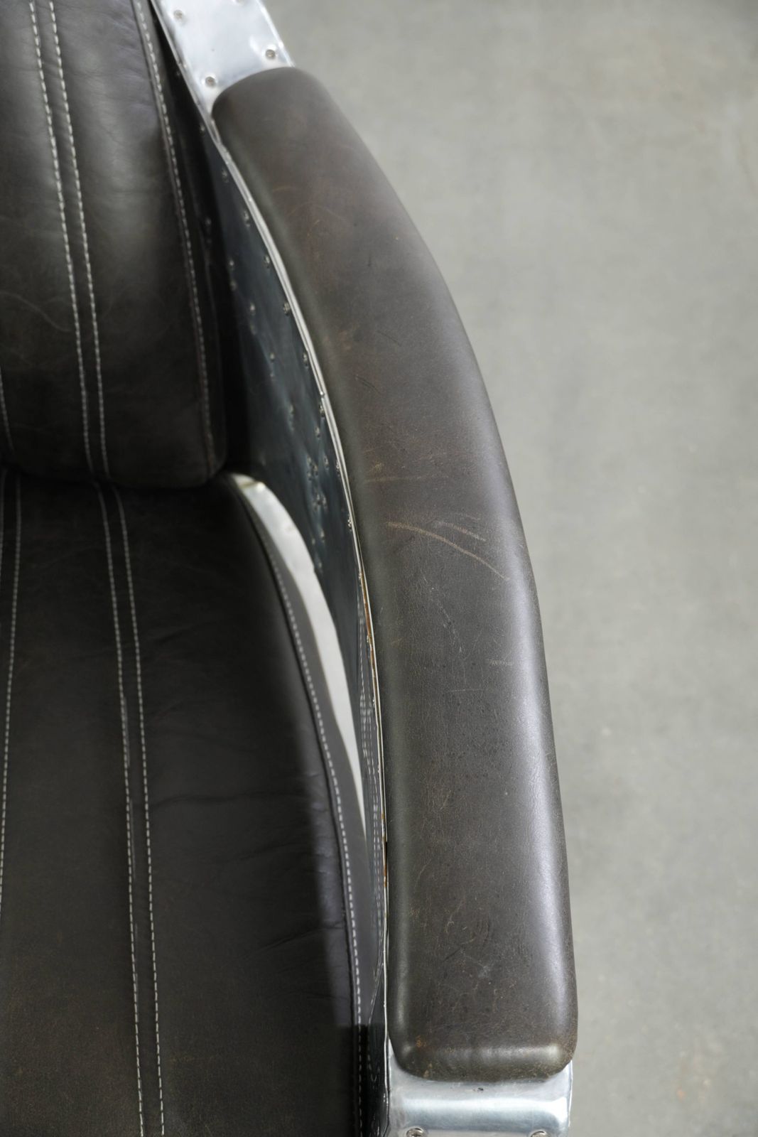 Set van 2 robuuste industriële zwarte koeienhuid Aviator design fauteuils met aluminium en klinknagels photo vinterior