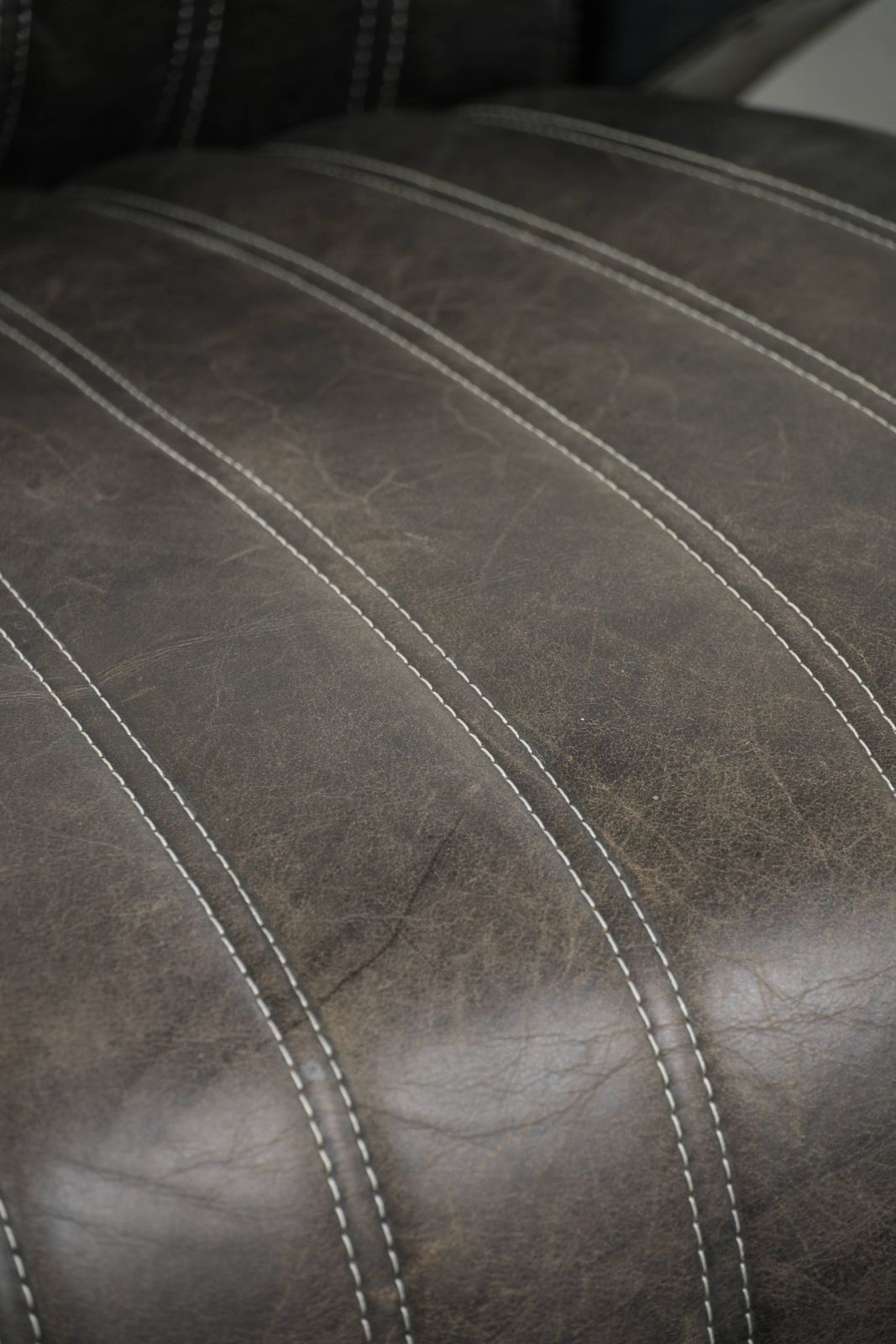 photo for sale Set van 2 robuuste industriële zwarte koeienhuid Aviator design fauteuils met aluminium en klinknagels