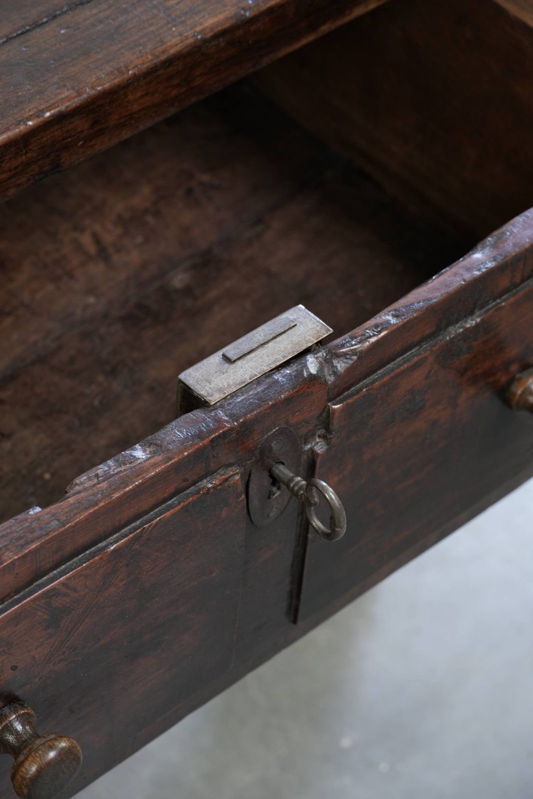 Antieke 18e-eeuwse Zuid-Europese kastanjehouten salontafel met 2 lades en een werkend slot met bijbehorende sleutel. photo Meubels