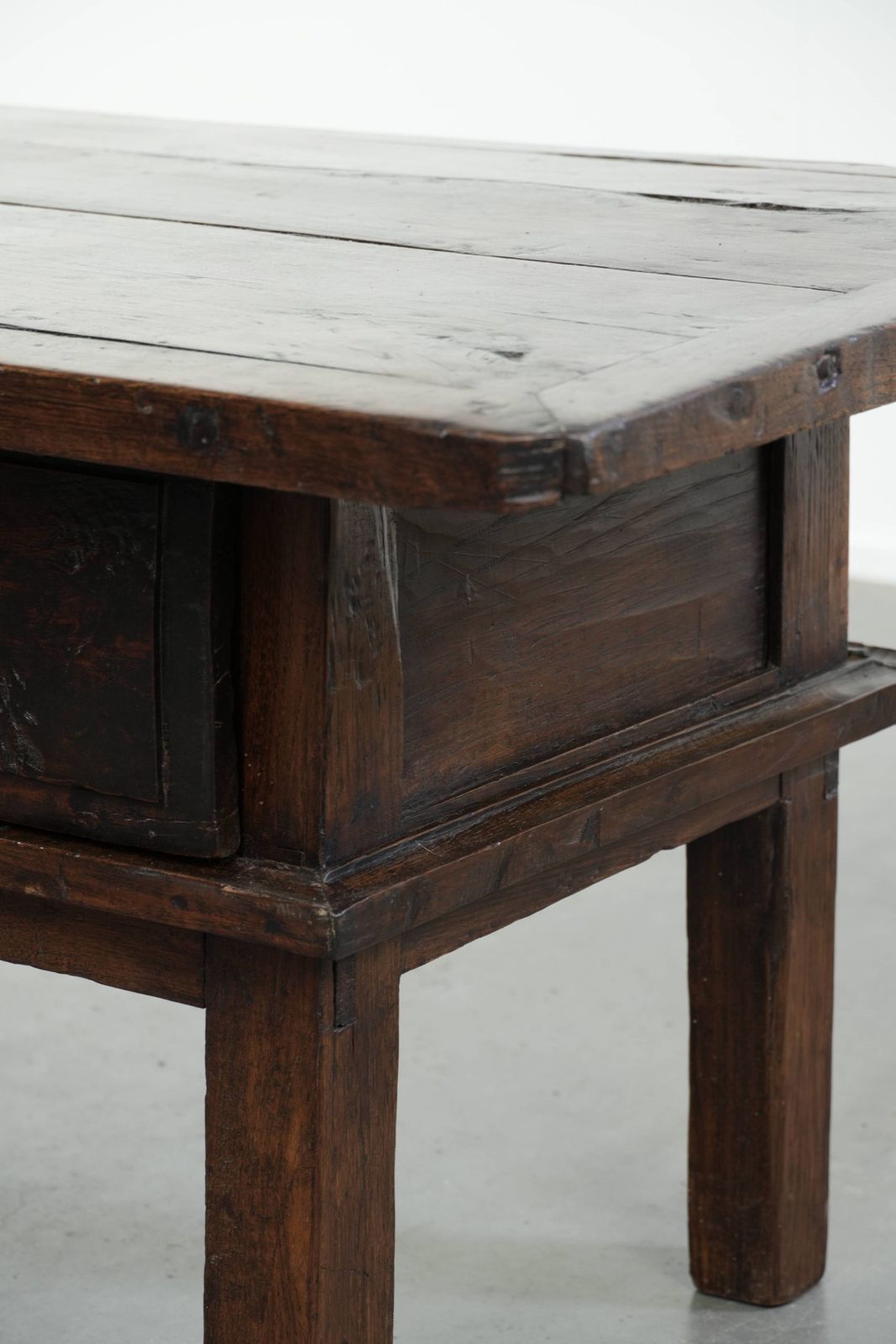 Antieke 18e-eeuwse Zuid-Europese kastanjehouten salontafel met 2 lades en een werkend slot met bijbehorende sleutel. photo vintage