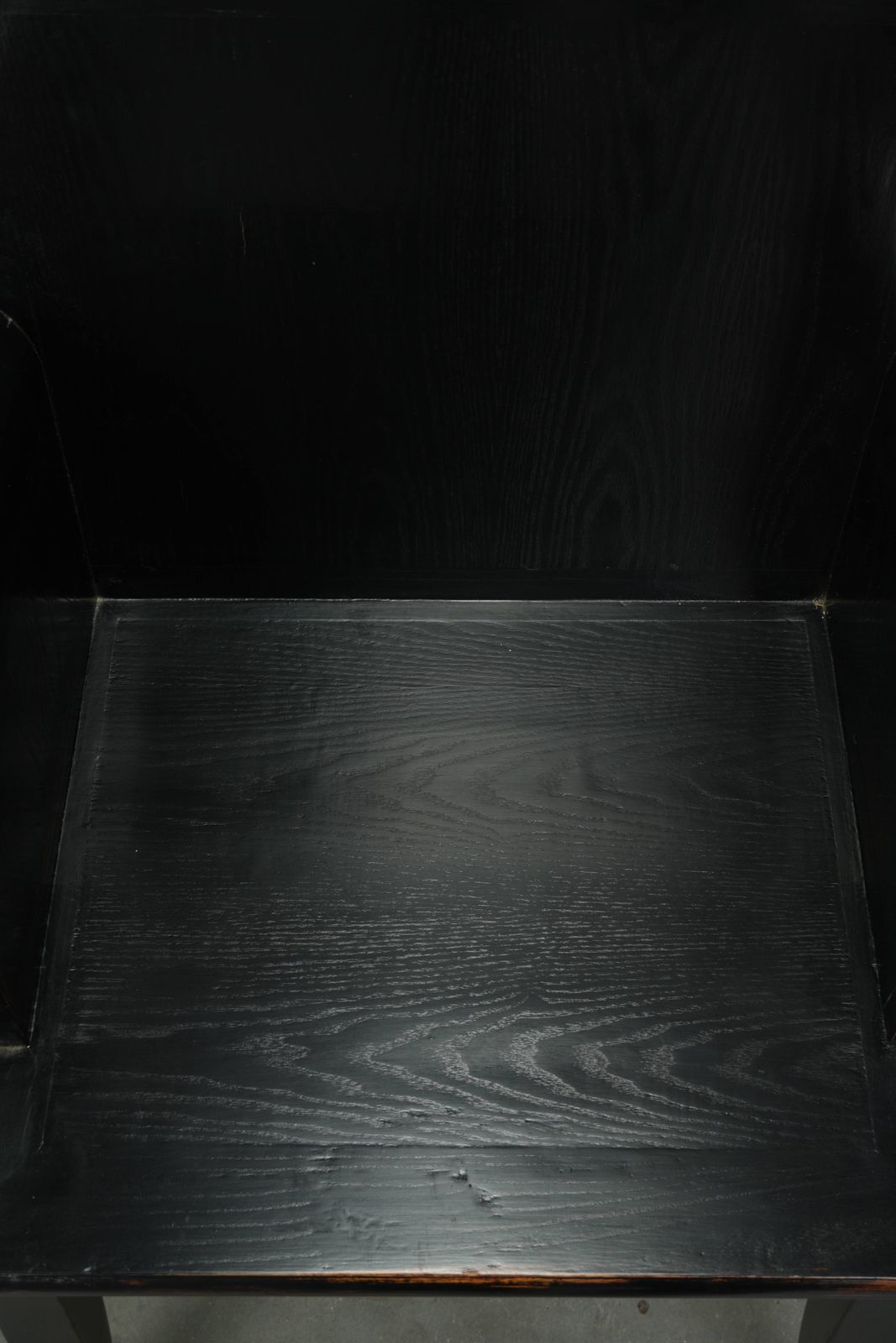 Zwarte houten stoel/eetkamerstoel in Chinese stijl met mooie details en een luxueuze uitstraling photo vinterior