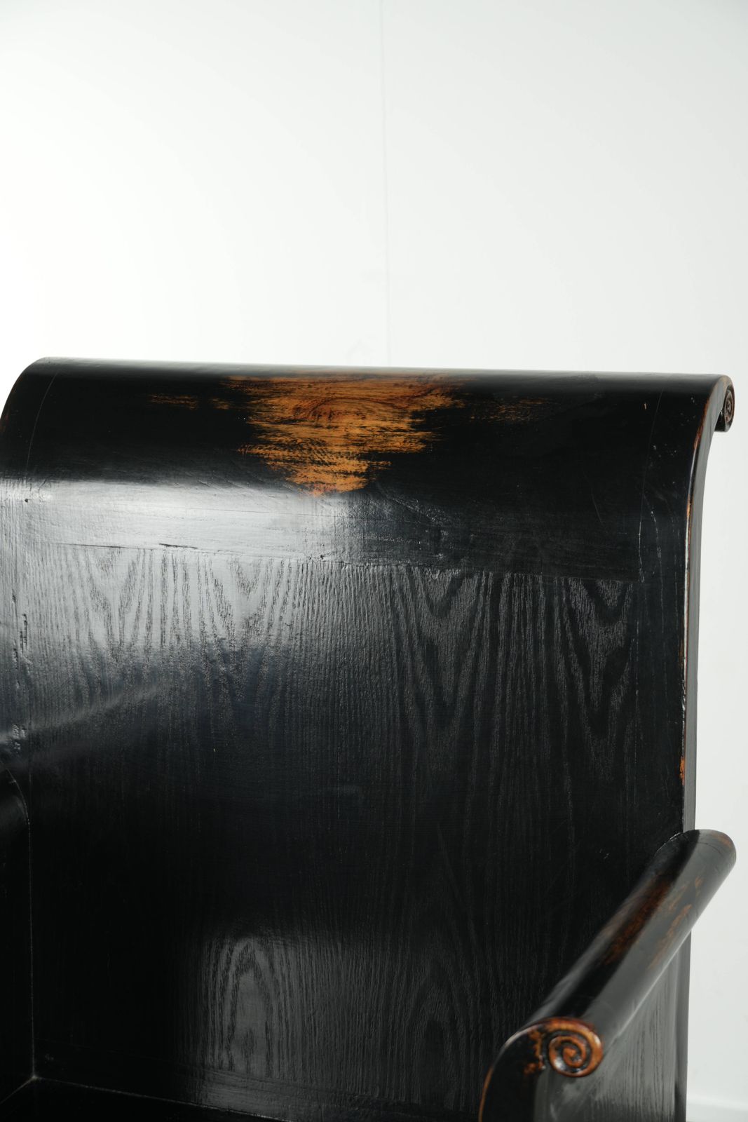 photo vinterior Zwarte houten stoel/eetkamerstoel in Chinese stijl met mooie details en een luxueuze uitstraling