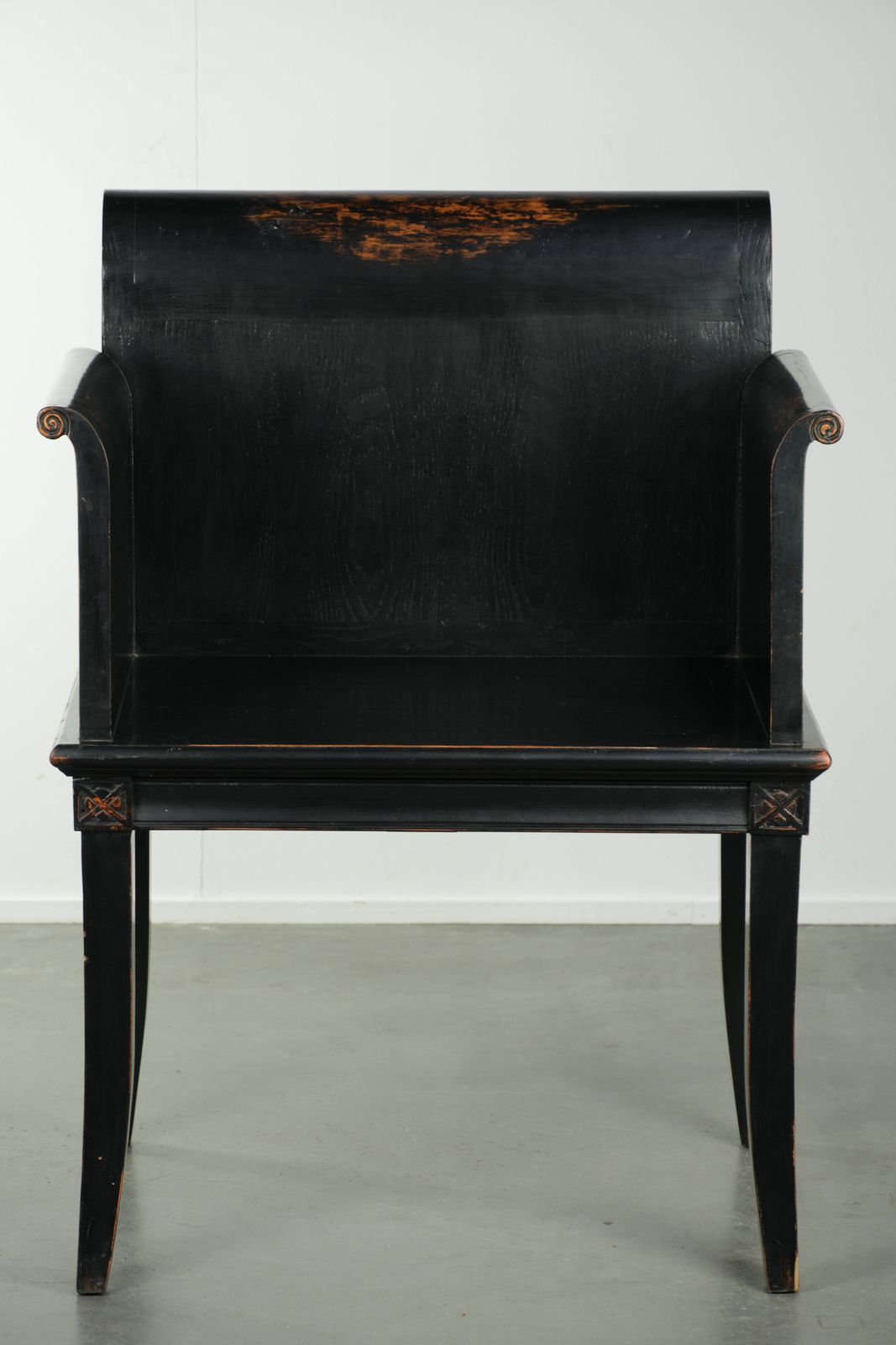 Karaktervolle en sierlijke houten zwarte stoel, bijzetstoel uit de 20e eeuw in Aziatische stijl photo furniture