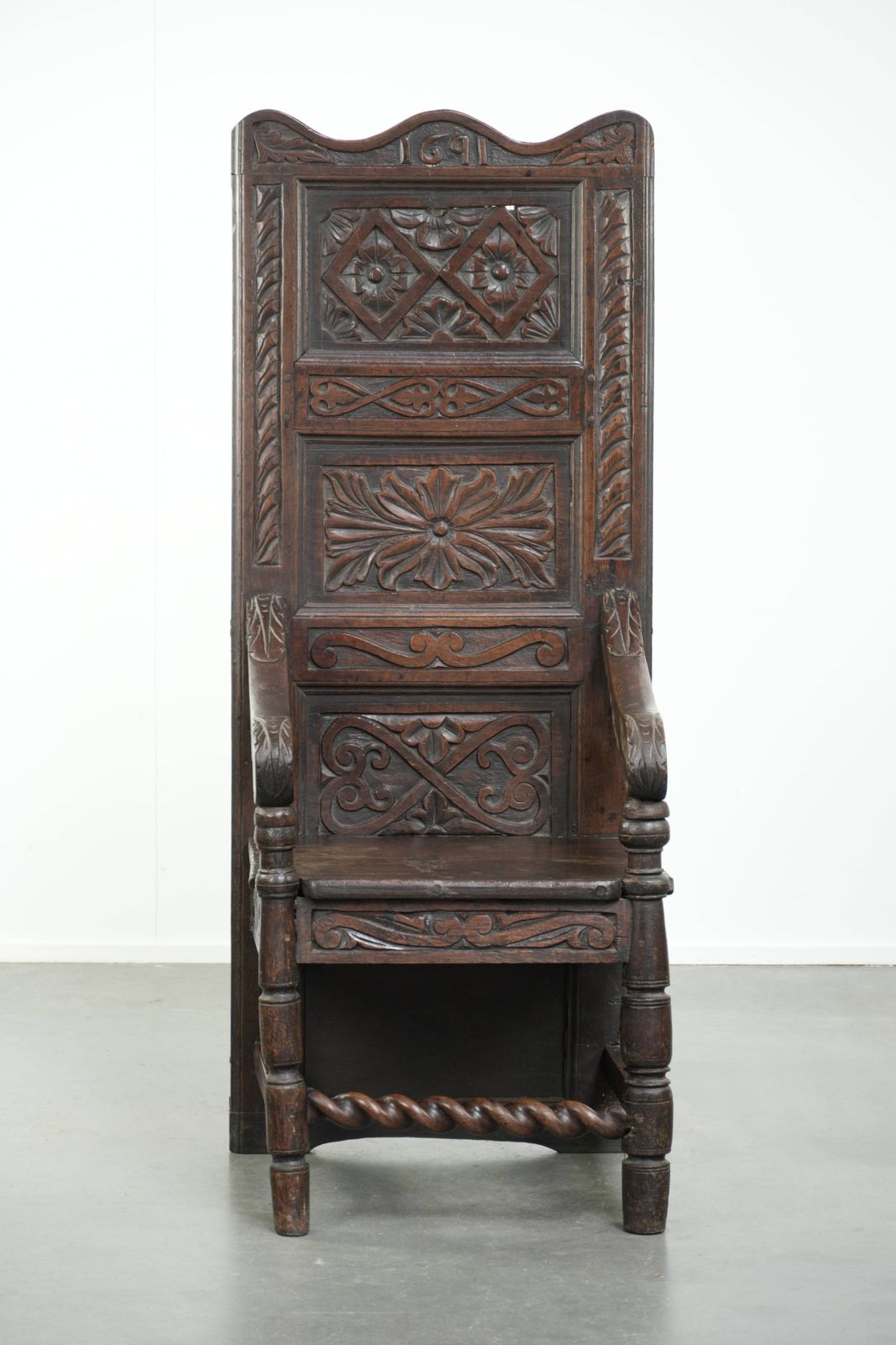 Unieke 18e-eeuwse Engelse eikenhouten Wainscott stoel met fraai houtsnijwerk photo furniture