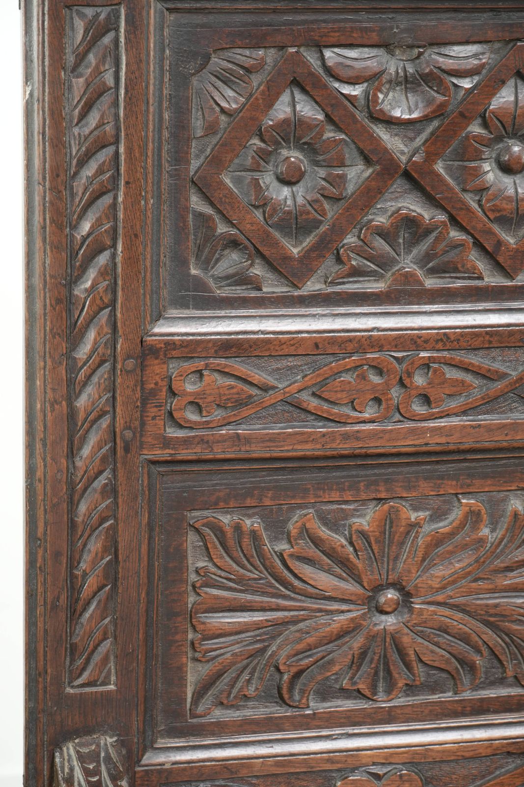 Meubels Unieke 18e-eeuwse Engelse eikenhouten Wainscott stoel met fraai houtsnijwerk photo