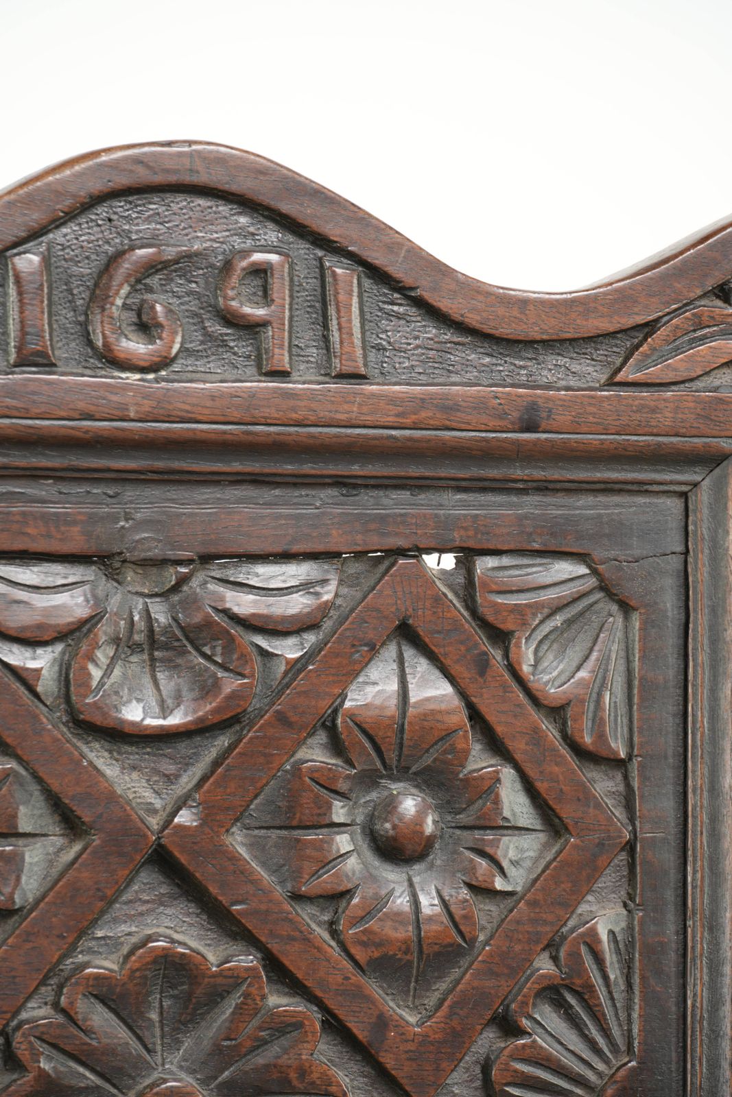 photo vintage Unieke 18e-eeuwse Engelse eikenhouten Wainscott stoel met fraai houtsnijwerk