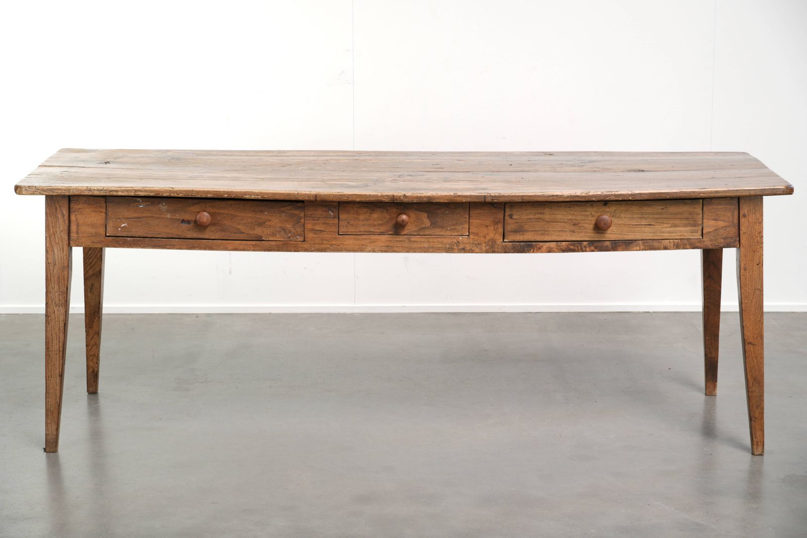 Stevige, verweerde rustieke Franse boerenhoeve eettafel uit de late 19e eeuw, geschikt voor 4 tot 6 personen. photo furniture