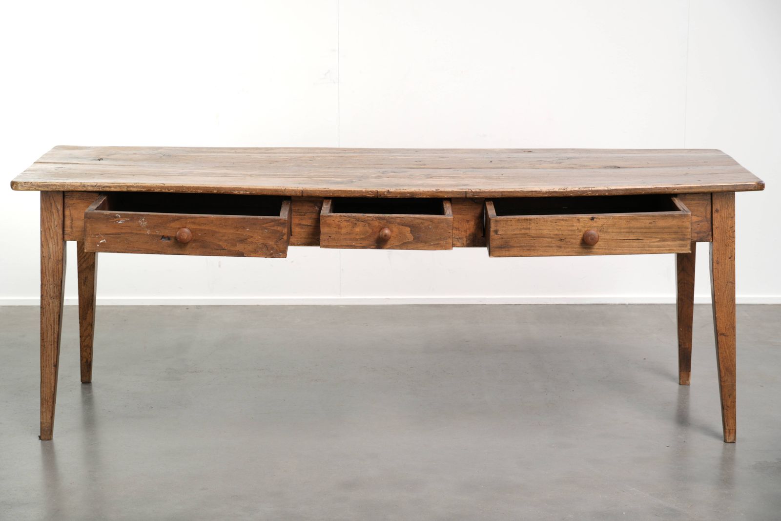 Stevige, verweerde rustieke Franse boerenhoeve eettafel uit de late 19e eeuw, geschikt voor 4 tot 6 personen. photo for sale
