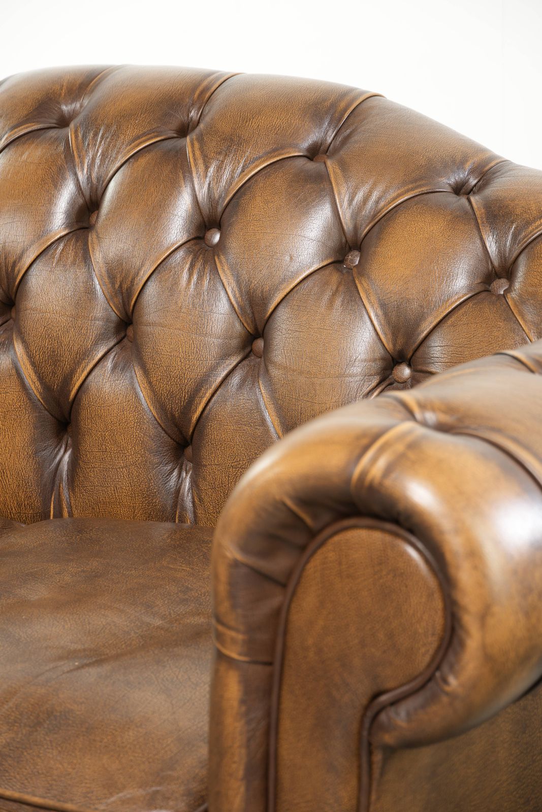 Meubels Engelse Chesterfield 2-zitsbank van koeienhuid in een luxueuze kleur photo