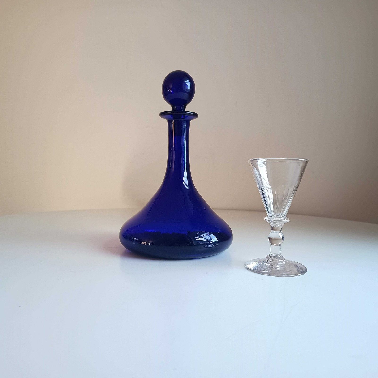 Antieke Engelse Bristol Blue individuele Mell-karaf, scheepsspirituossen- of ginfles / karaf photo for sale