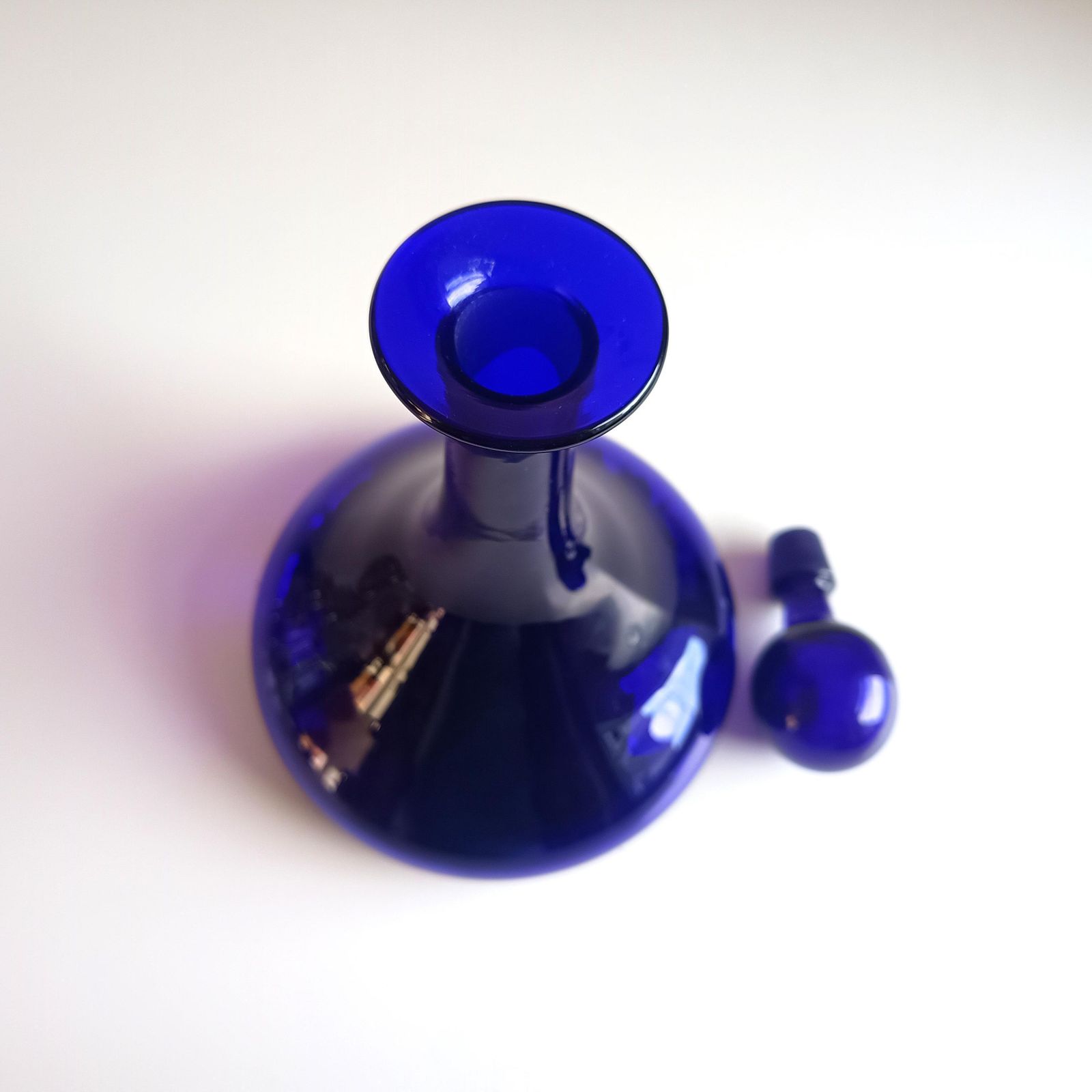 Antieke Engelse Bristol Blue individuele Mell-karaf, scheepsspirituossen- of ginfles / karaf photo vinterior