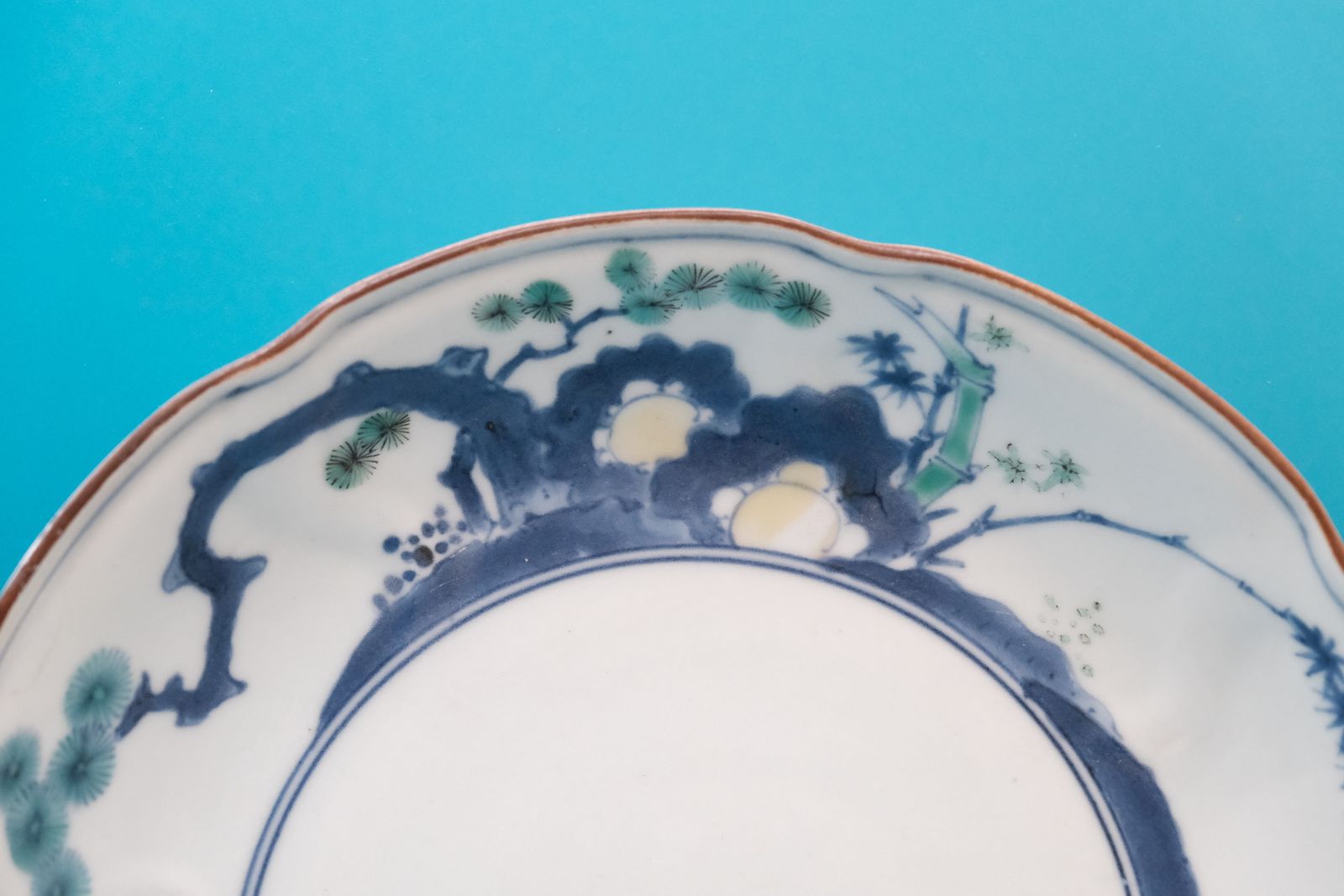 Antiek Japans Arita-porseleinen bord 18e/19e eeuw, pijnboom en bamboe, blauw-wit, geschulpte schaal 20 cm photo furniture