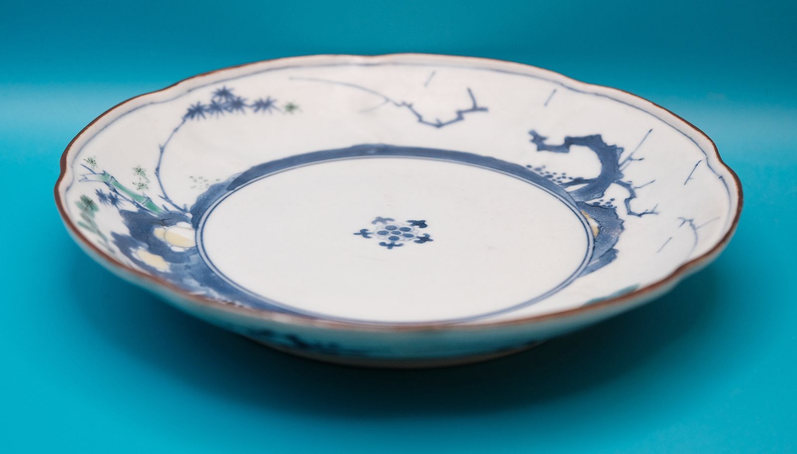 photo vintage Antiek Japans Arita-porseleinen bord 18e/19e eeuw, pijnboom en bamboe, blauw-wit, geschulpte schaal 20 cm