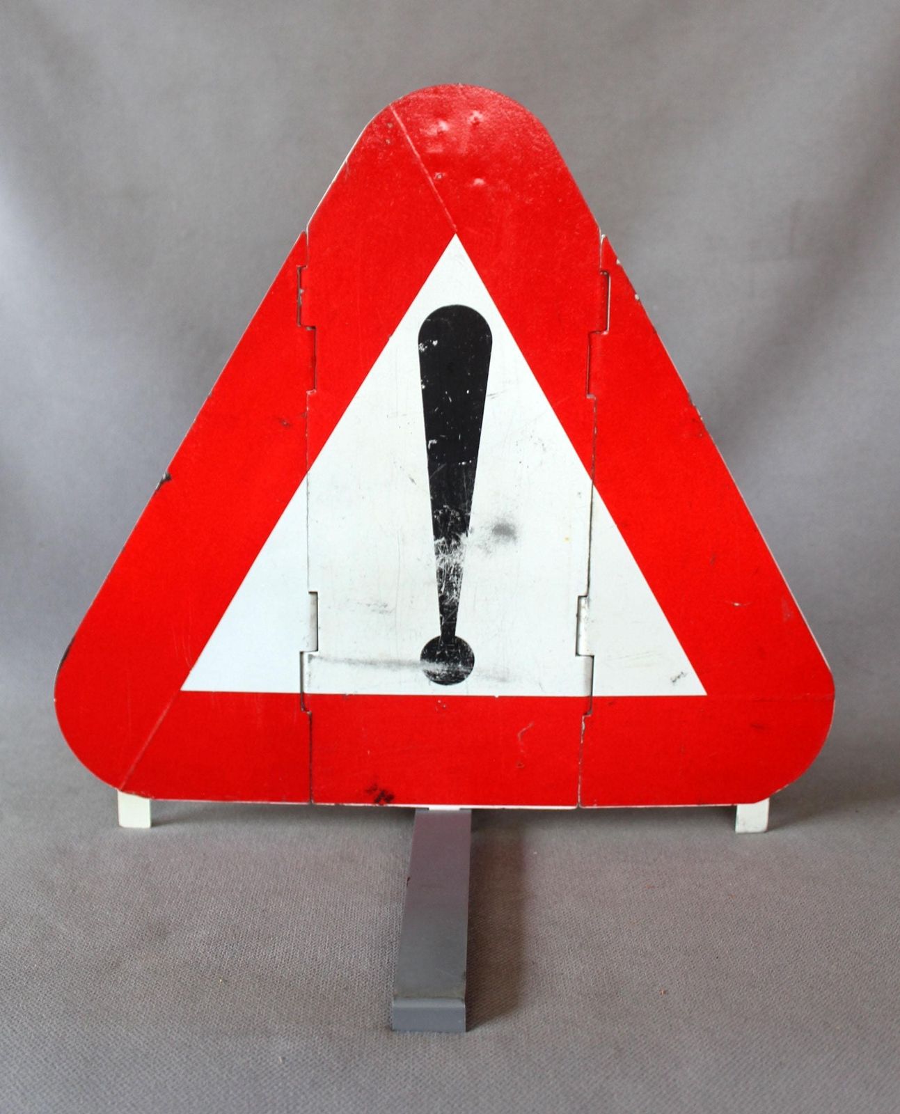 Groot vintage Europees stalen opvouwbaar A51 driehoekig verkeerswaarschuwingsbord, drie opvouwbare secties, rood en wit, Belgium Rog, gevaar photo 96.0