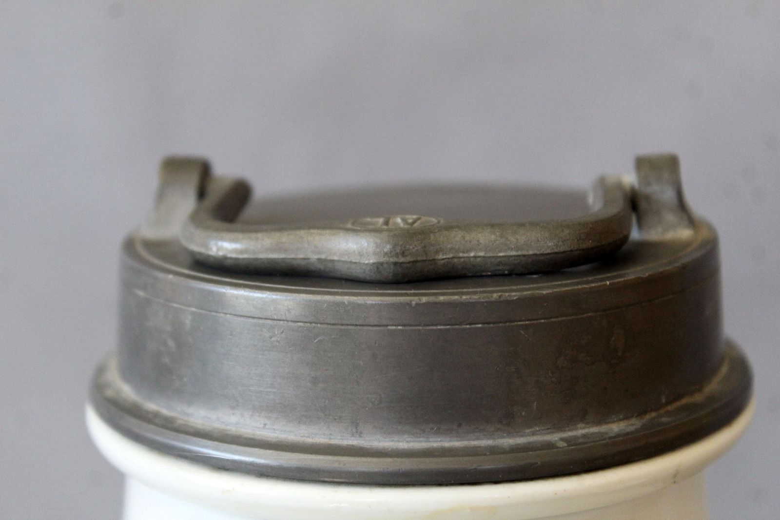 Pot à bouillon en céramique d'époque, XIXe siècle, couvercle en étain, France photo vintage