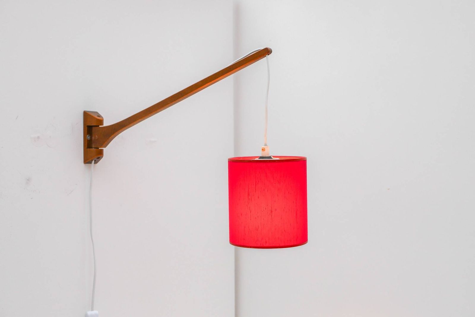 Scandinavische Mid-Century Modern Wandlamp, Zwenklamp van Teak